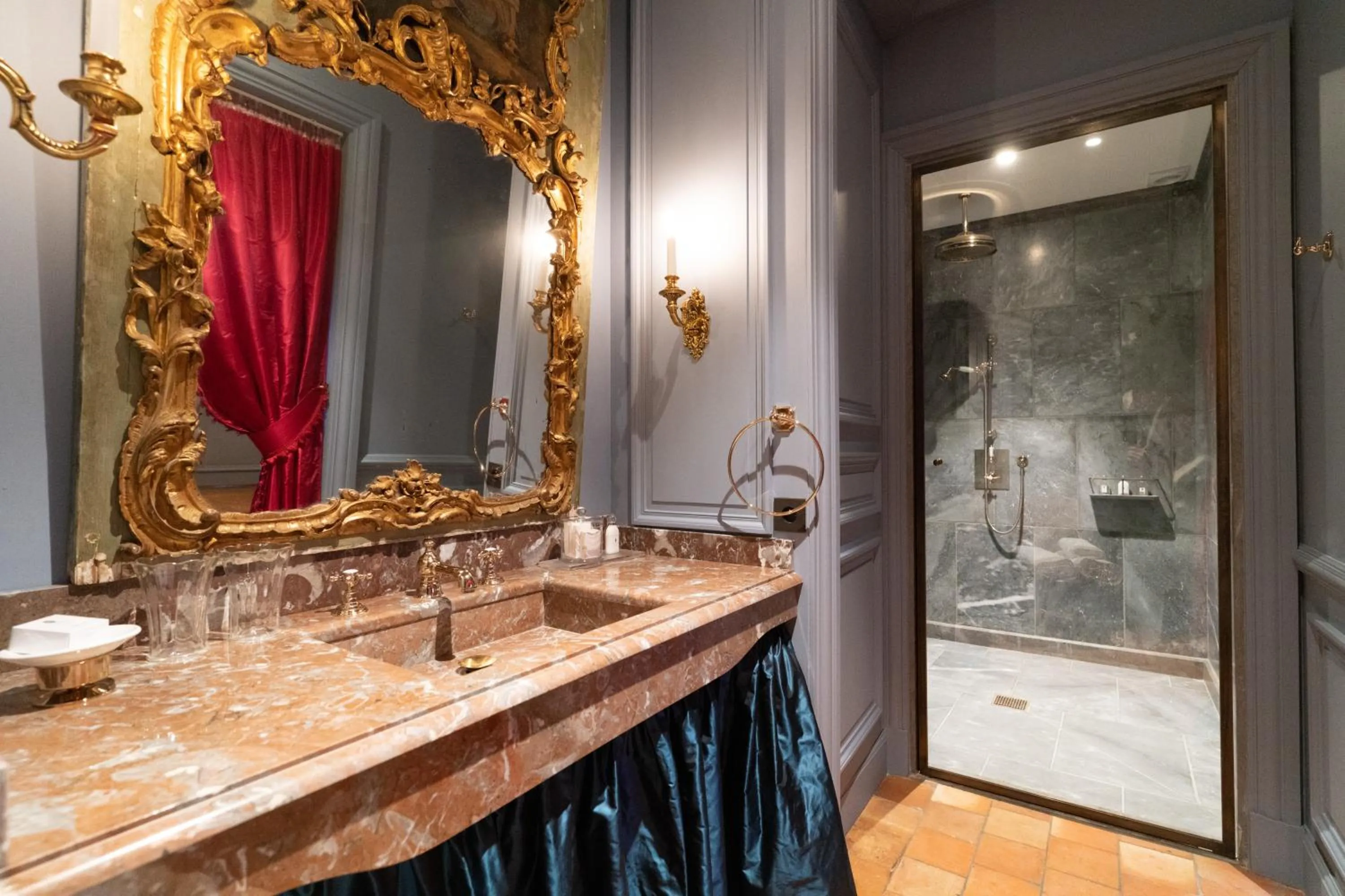 Shower in Relais & Château Louise de La Vallière