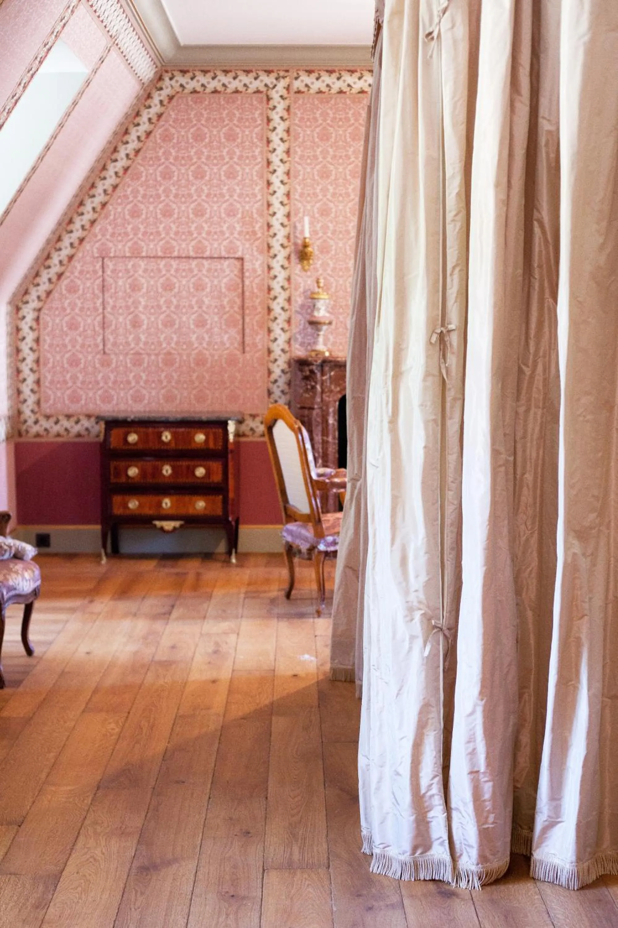 Bedroom in Relais & Château Louise de La Vallière