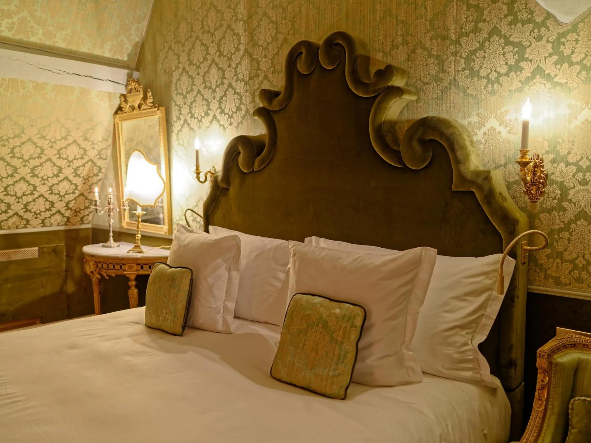 Bed in Relais & Château Louise de La Vallière