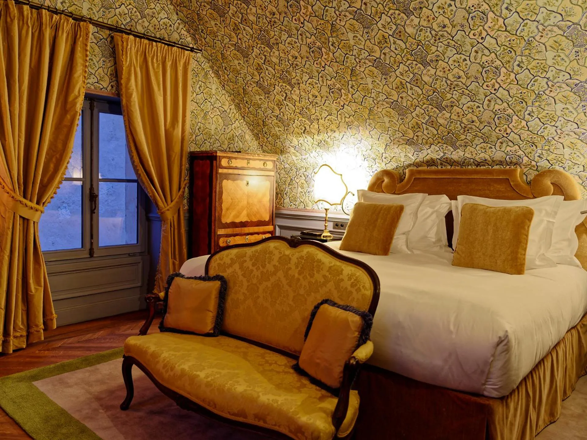 Bed in Relais & Château Louise de La Vallière