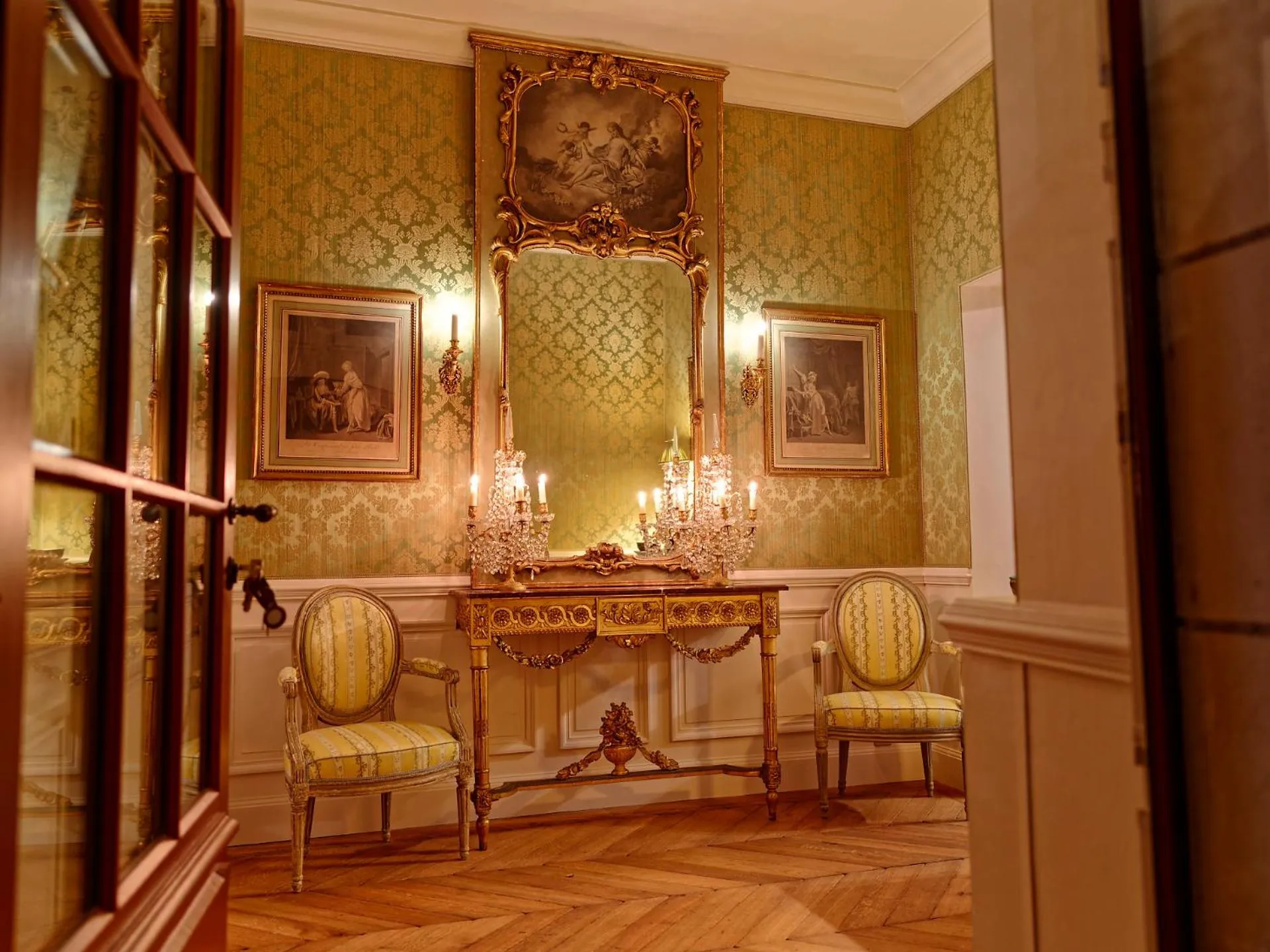 Bedroom in Relais & Château Louise de La Vallière