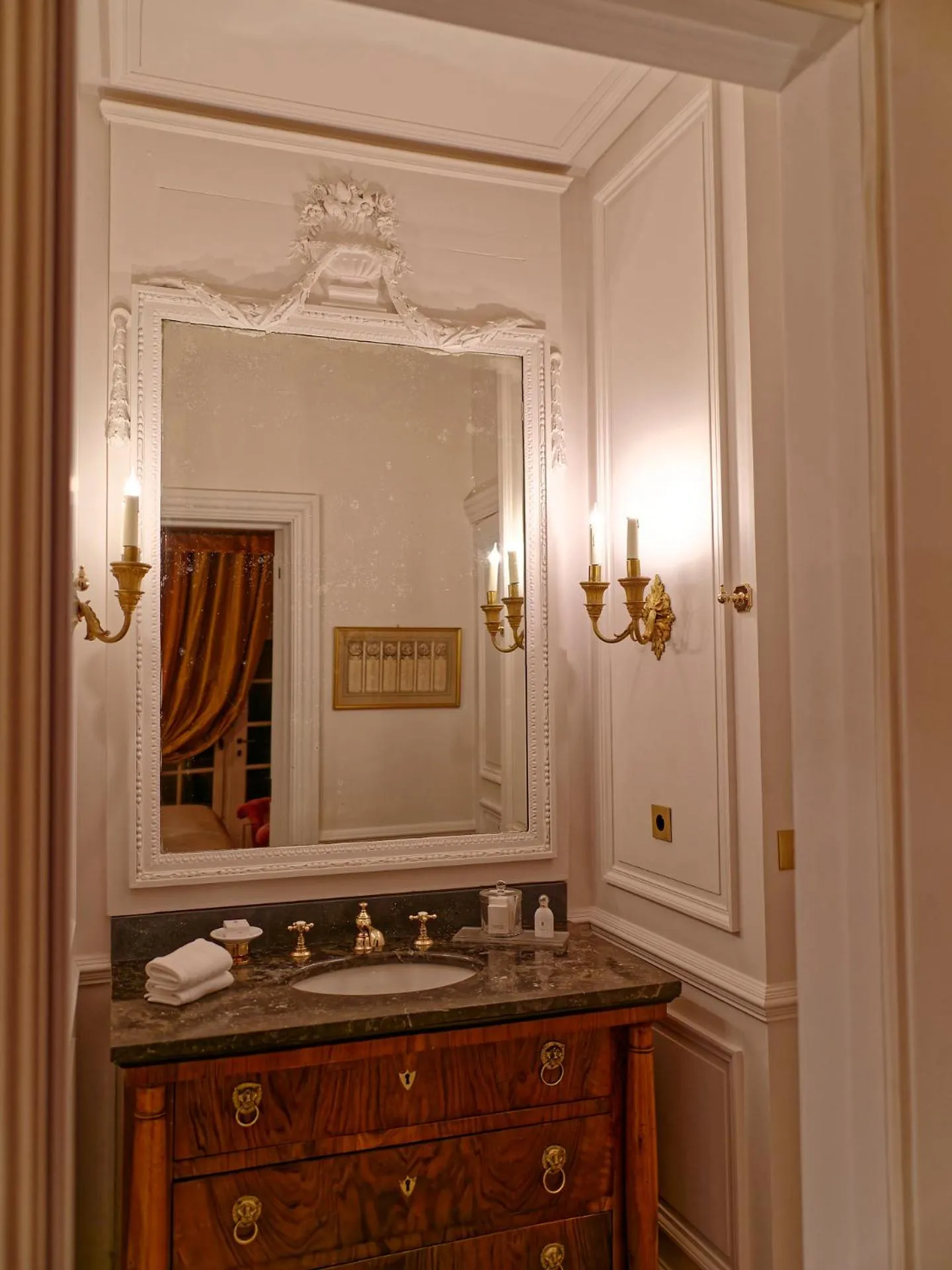 Bathroom in Relais & Château Louise de La Vallière