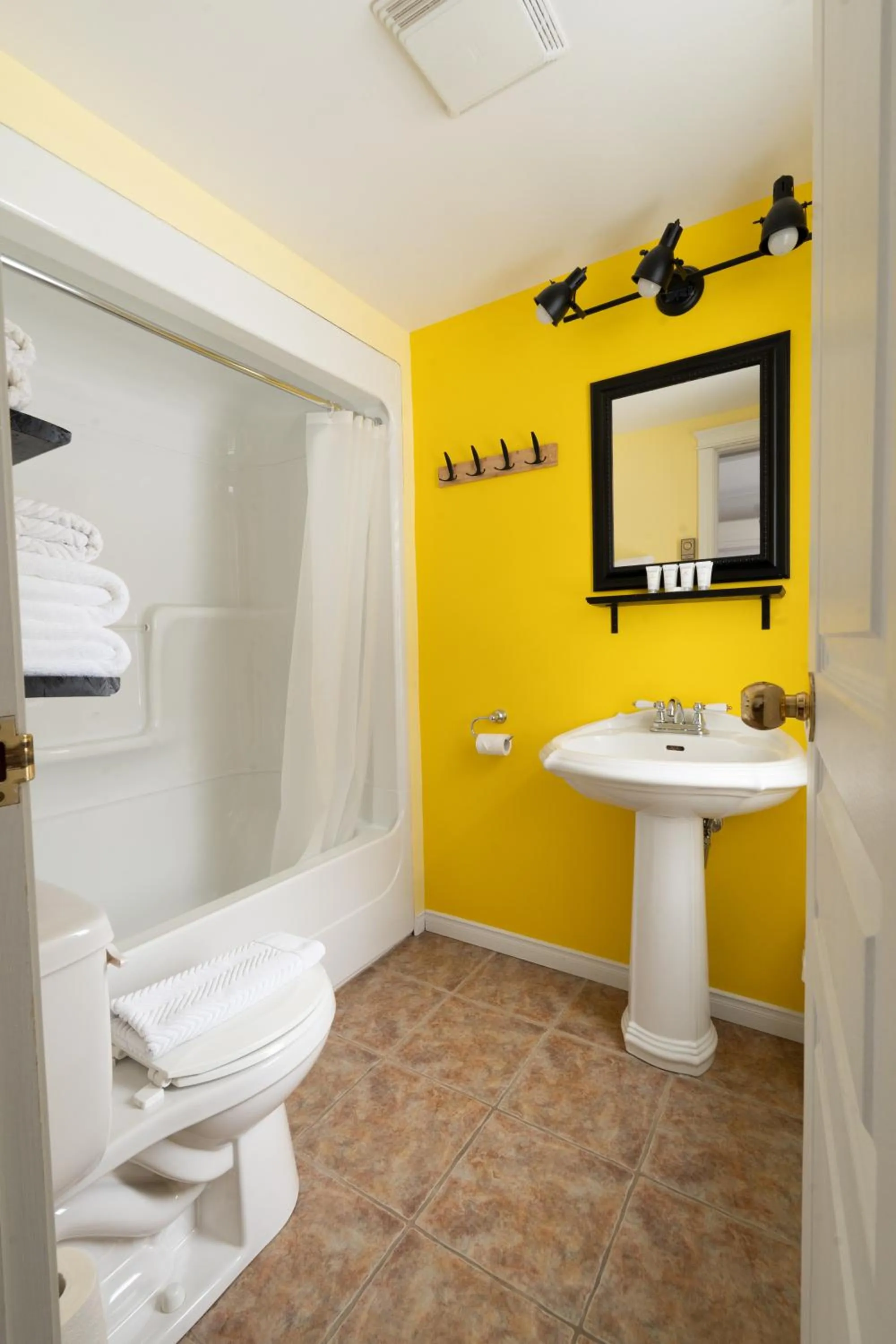 Bathroom in Hôtel les quatre bonheurs