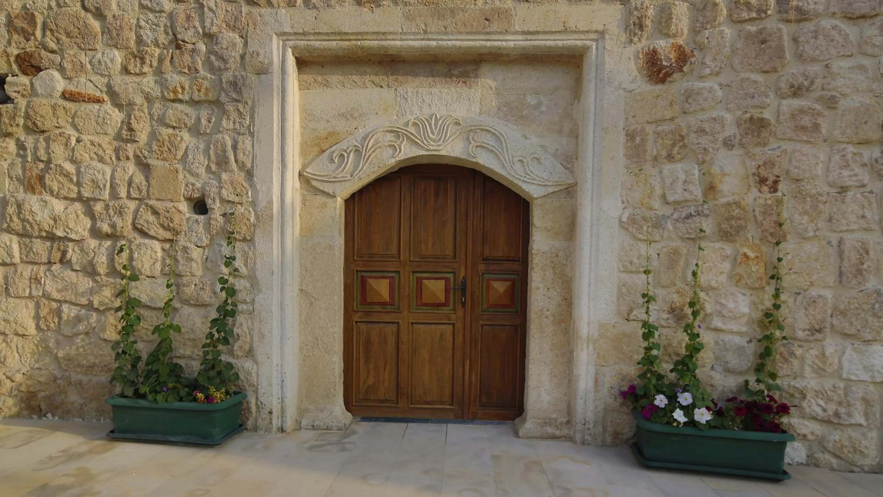 Facade/entrance in Golden Cave Suites