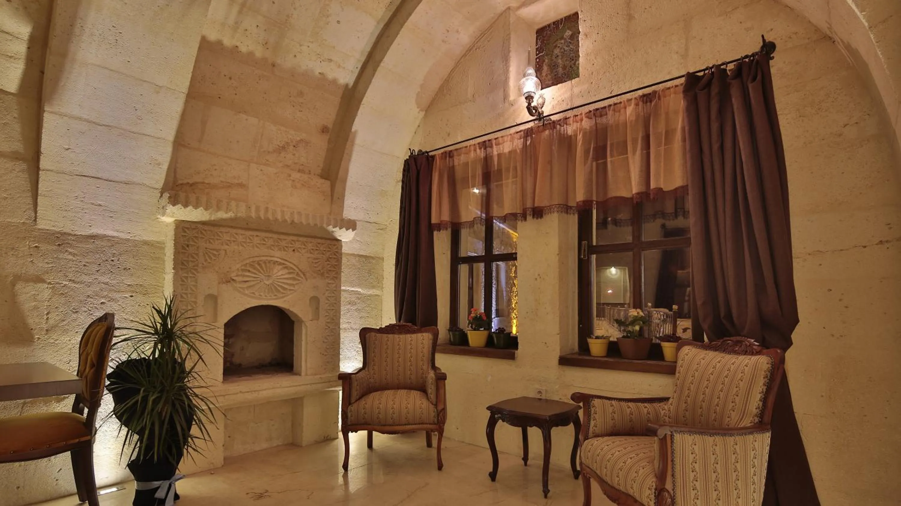 Restaurant/places to eat in Golden Cave Suites