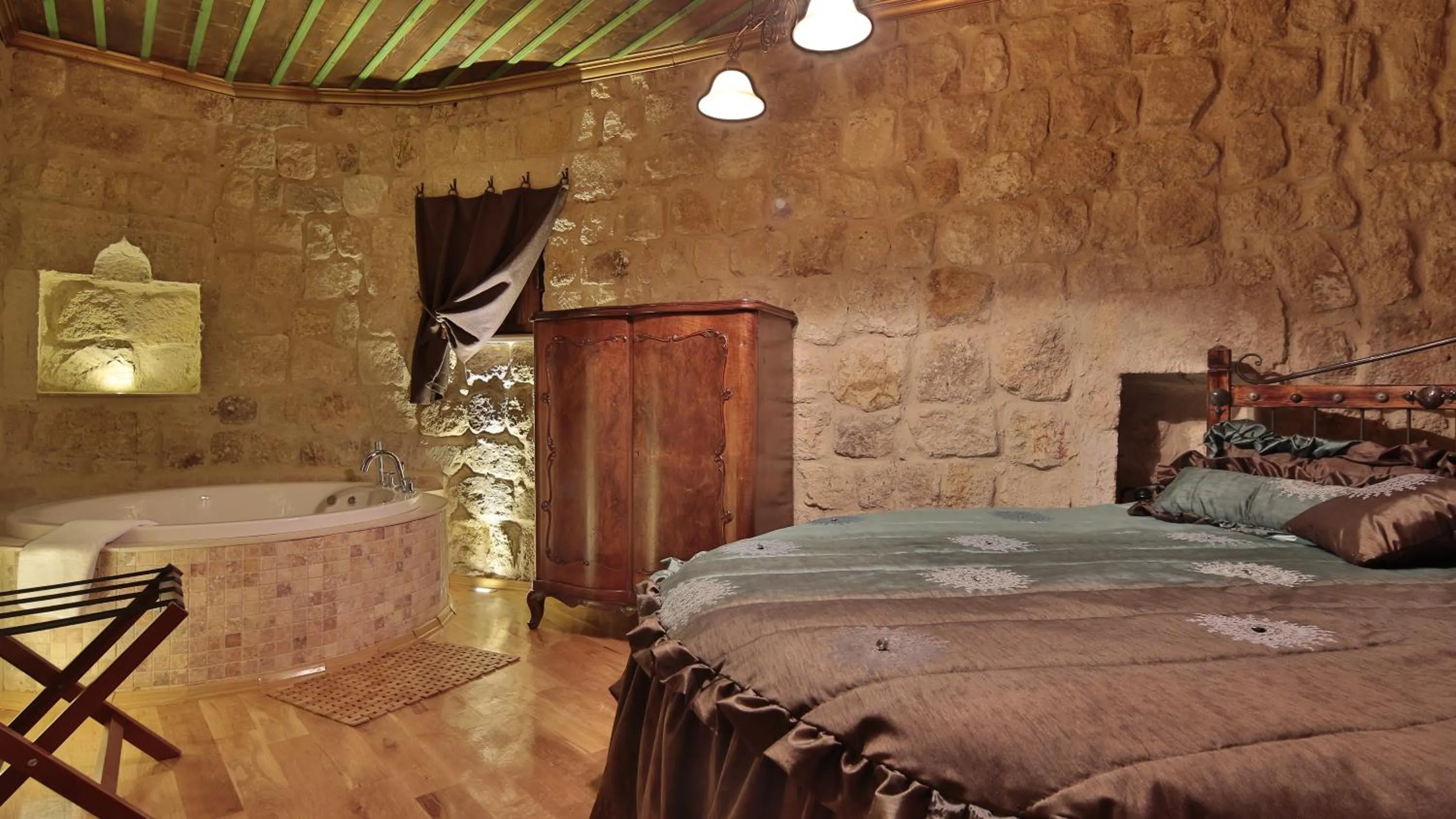 Coffee/tea facilities, Bed in Golden Cave Suites