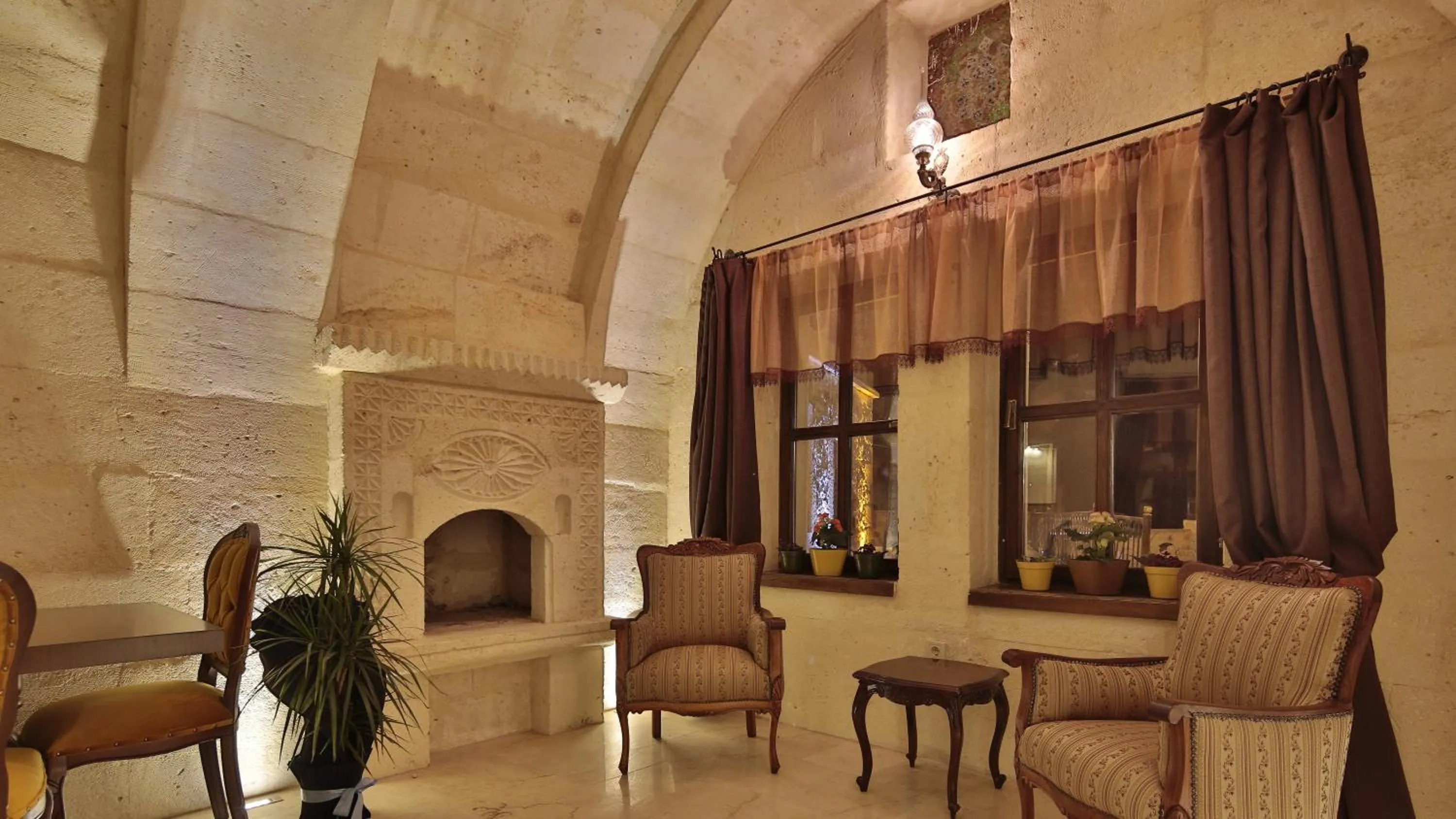 Restaurant/places to eat in Golden Cave Suites