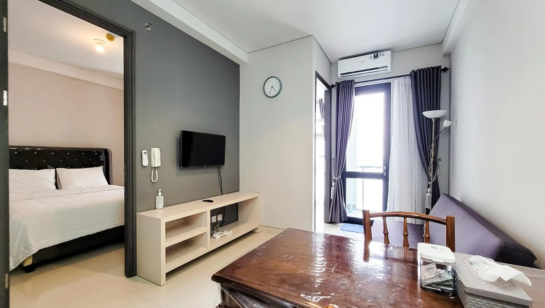 Communal lounge/ TV room, Bed in Palam Mansion at Apartment One Residence
