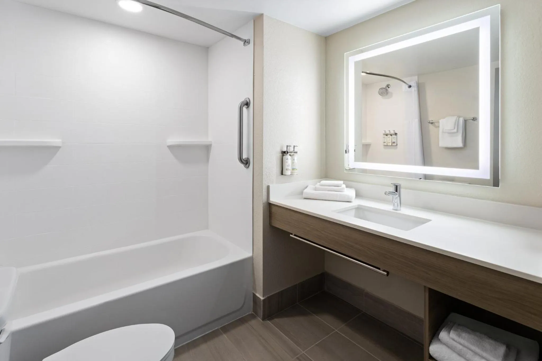 Photo of the whole room in Holiday Inn Express Augusta Downtown by IHG