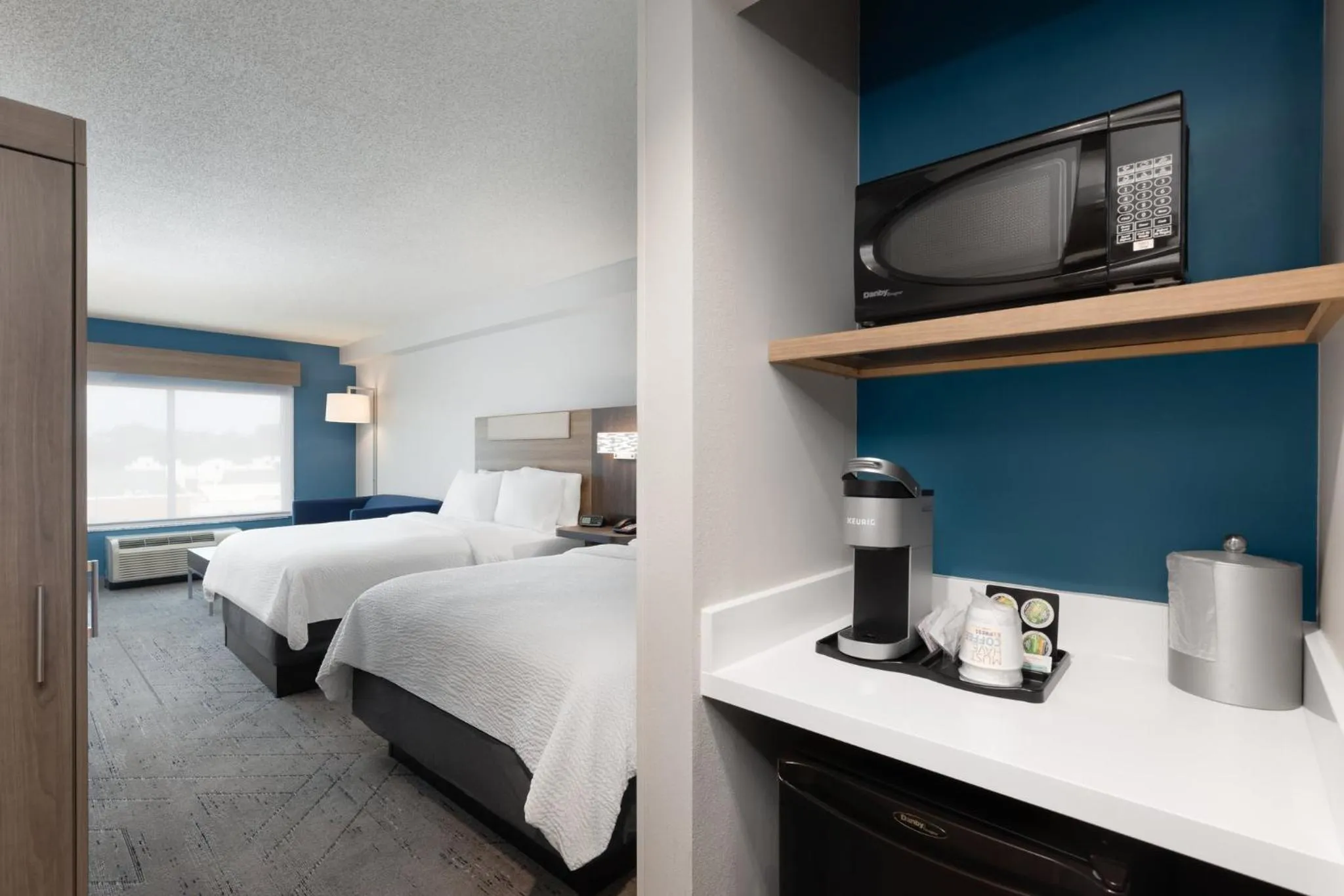 Photo of the whole room, Bed in Holiday Inn Express Hotel & Suites Huntsville West - Research Park by IHG