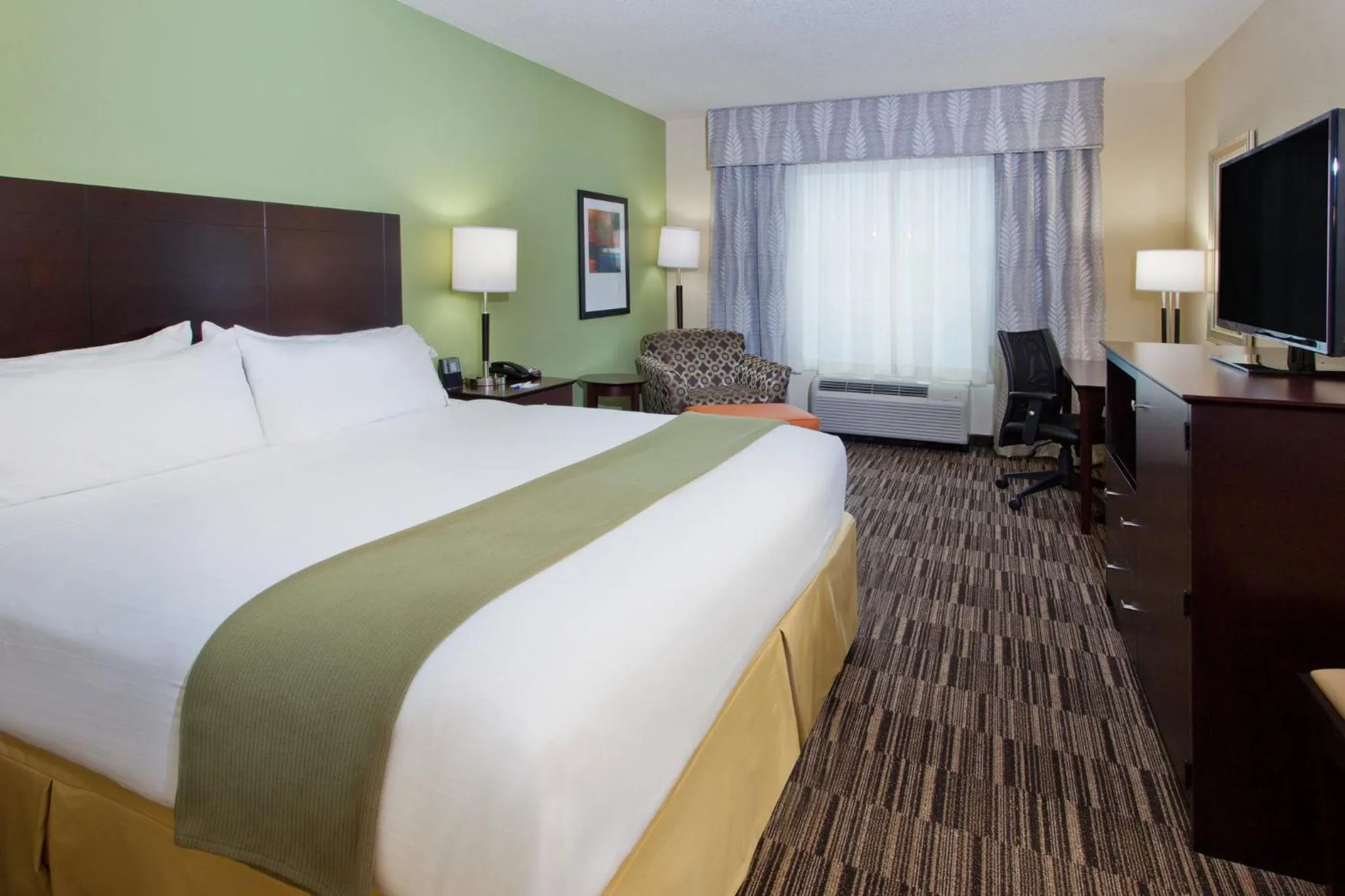 Photo of the whole room, Bed in Holiday Inn Express Hotel & Suites Huntsville West - Research Park by IHG