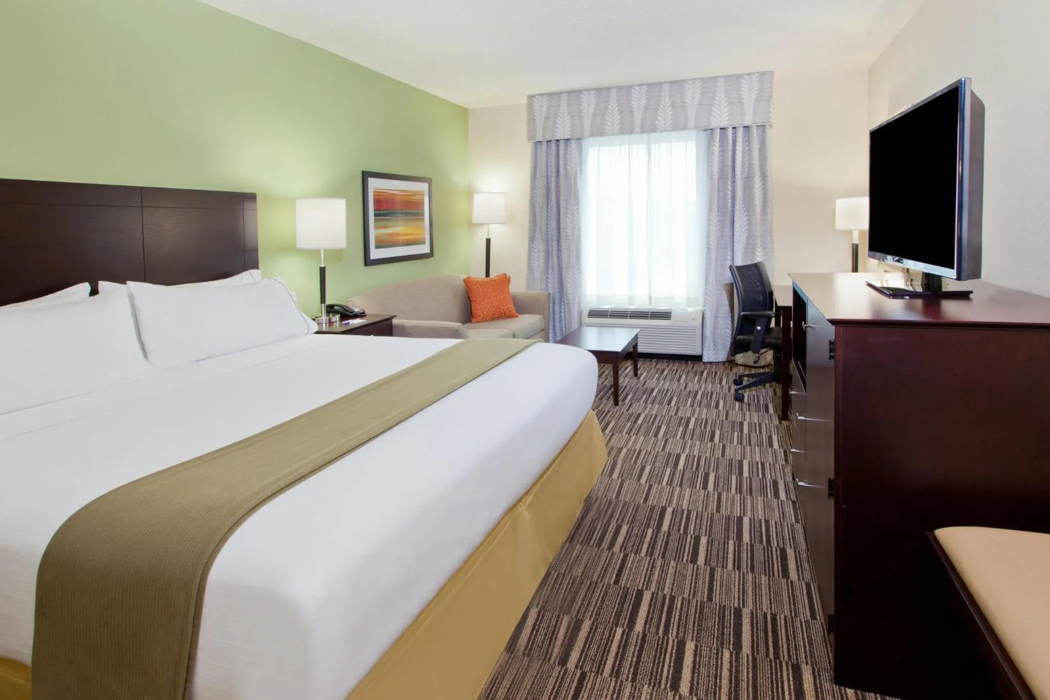 Photo of the whole room, Bed in Holiday Inn Express Hotel & Suites Huntsville West - Research Park by IHG