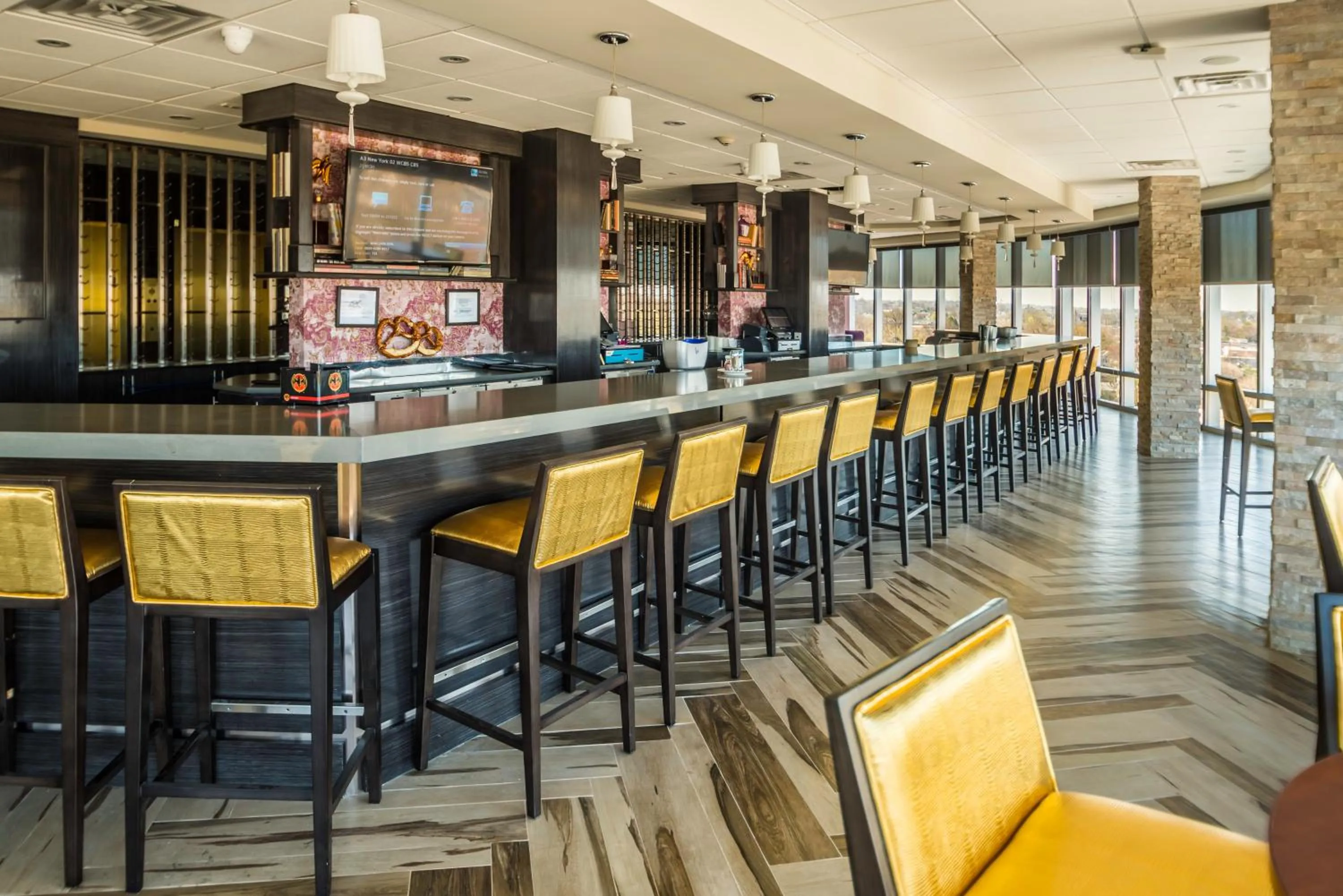 Lounge or bar in Crowne Plaza Saddle Brook by IHG