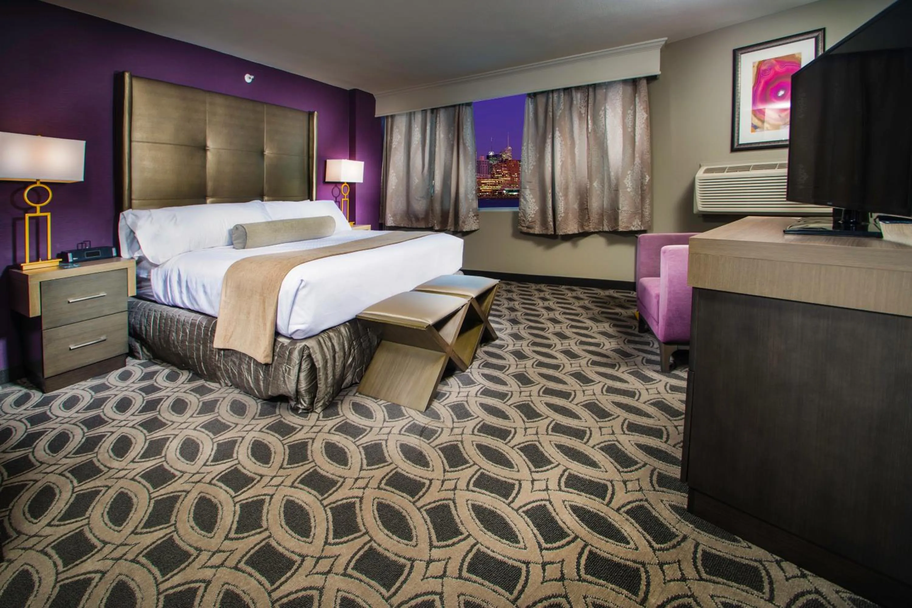 Photo of the whole room, Bed in Crowne Plaza Saddle Brook by IHG