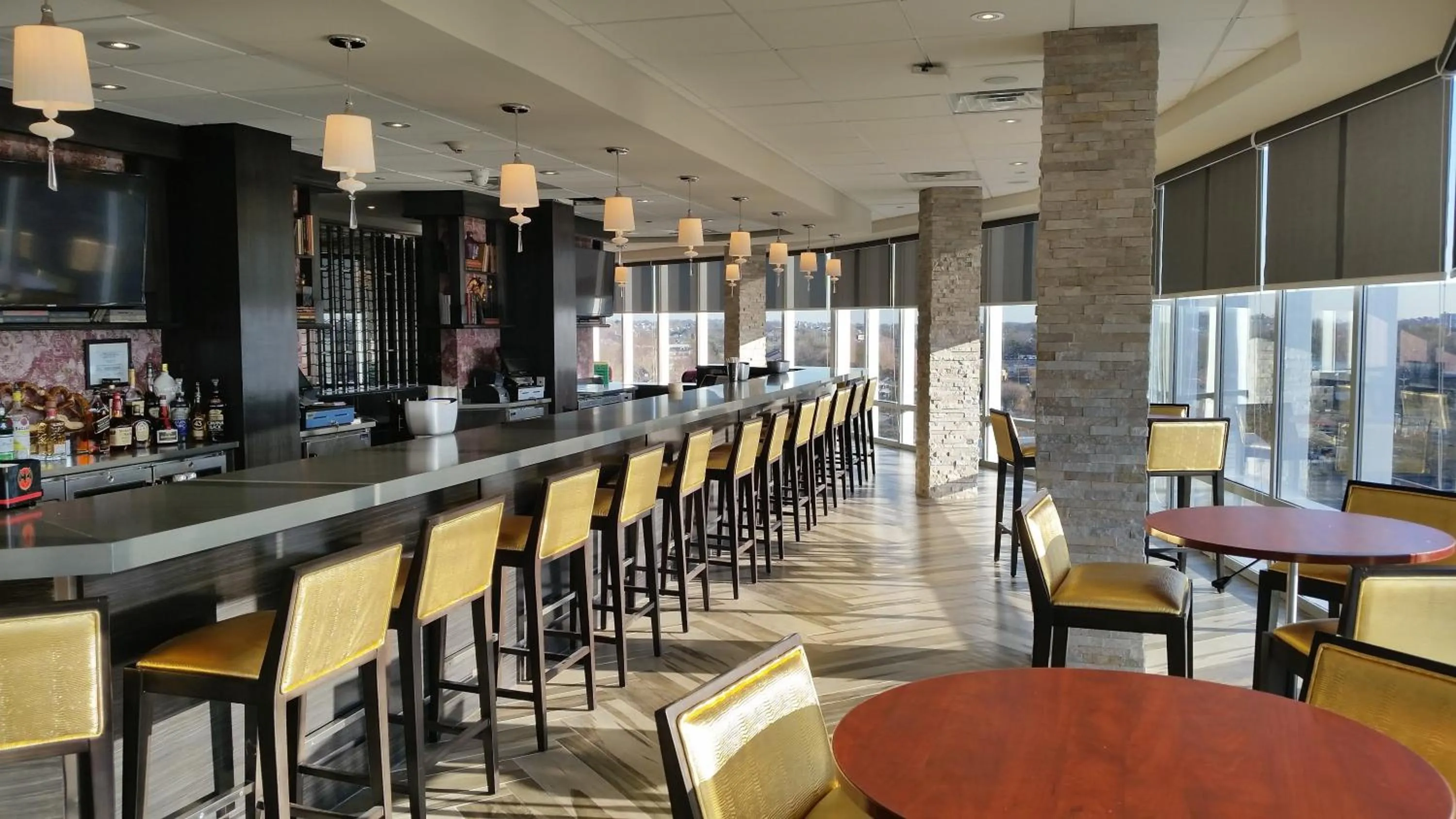 Lounge or bar in Crowne Plaza Saddle Brook by IHG