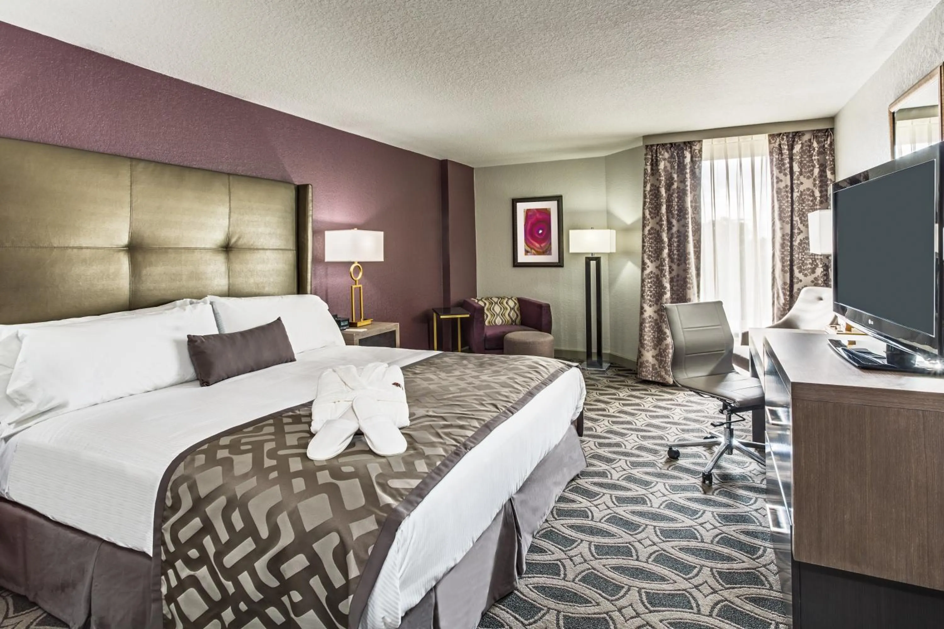 Photo of the whole room, Bed in Crowne Plaza Saddle Brook by IHG