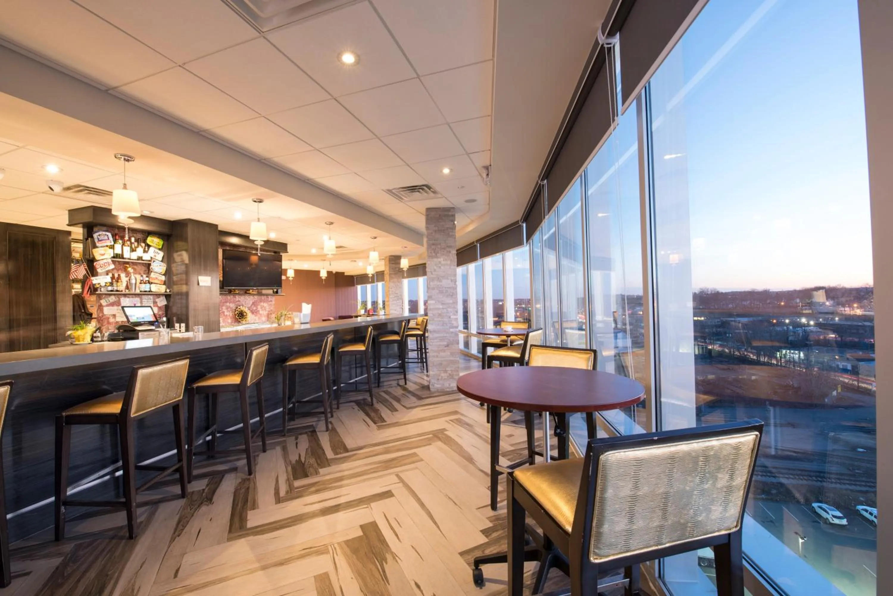 Lounge or bar in Crowne Plaza Saddle Brook by IHG