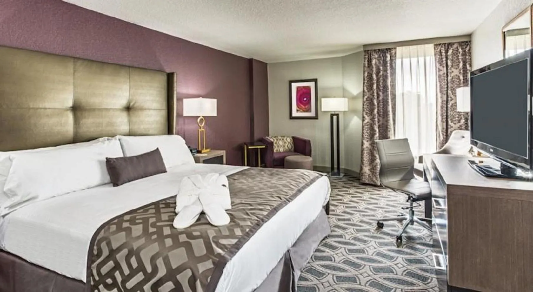 Photo of the whole room, Bed in Crowne Plaza Saddle Brook by IHG