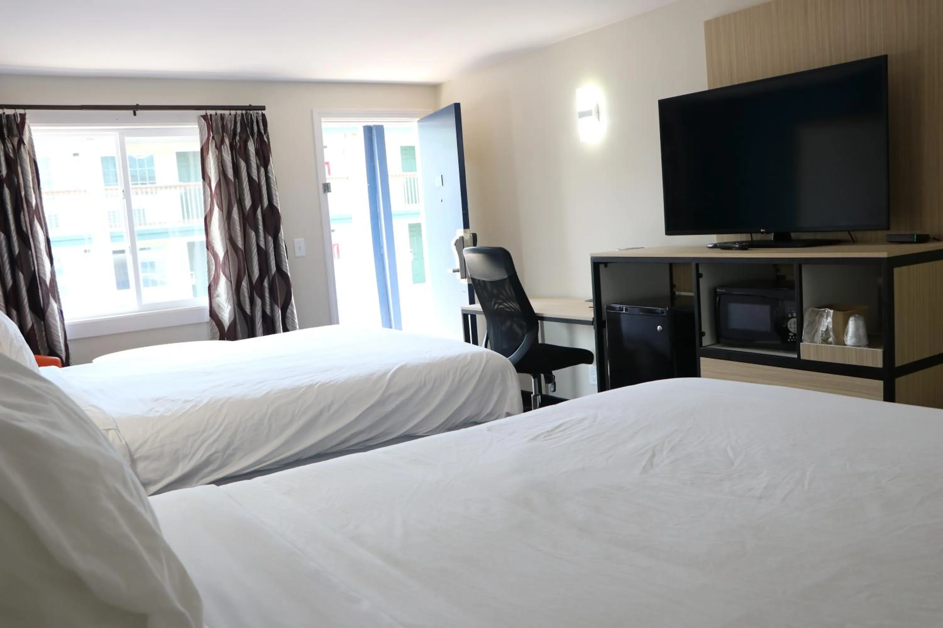 Photo of the whole room, Bed in Sunbird Cape Cod Annex