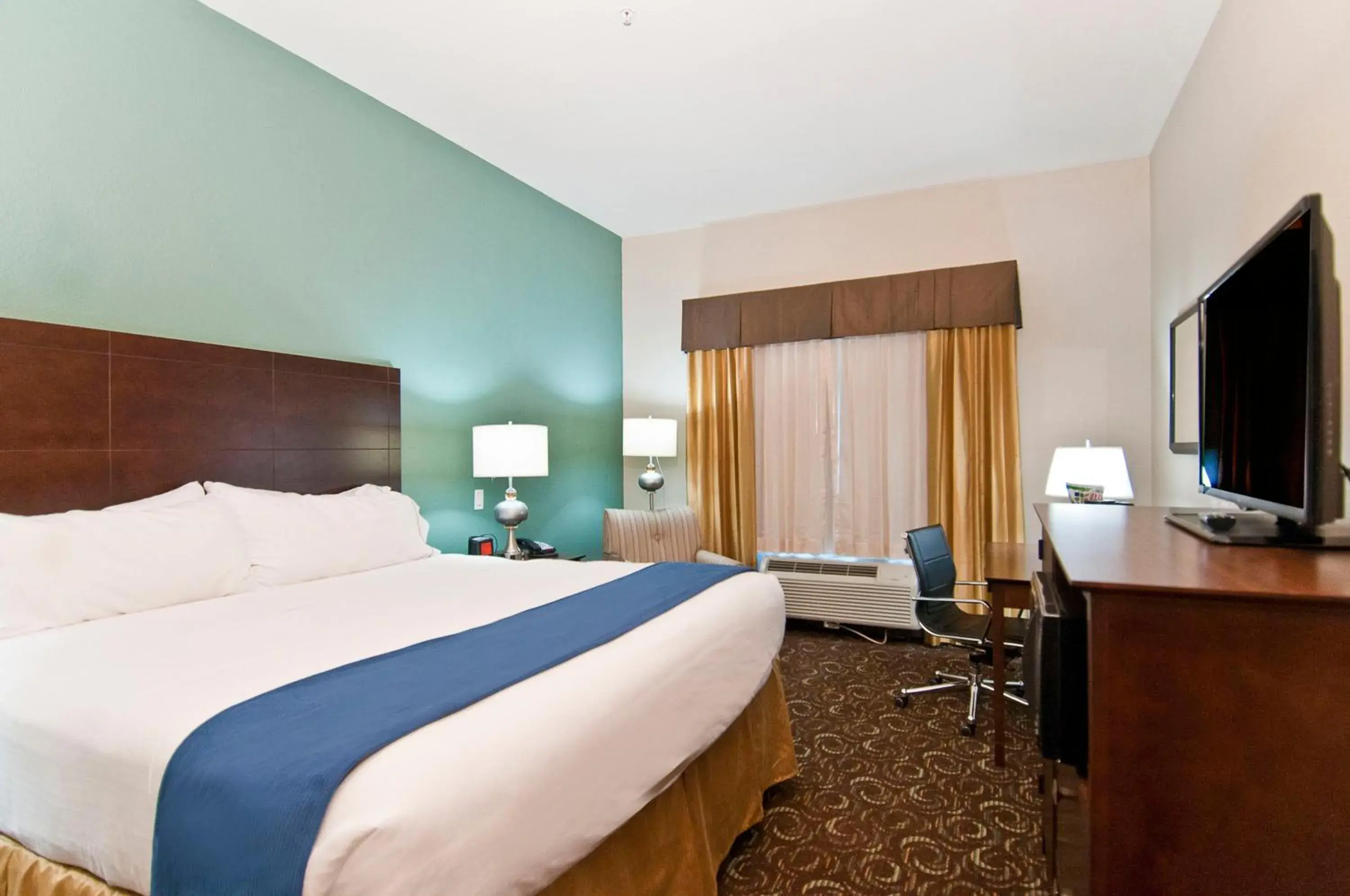 Standard King Room in Holiday Inn Express & Suites San Antonio Frost Bank Center by IHG Standard King Room in Holiday Inn Express & Suites San Antonio Frost Bank Center by IHG