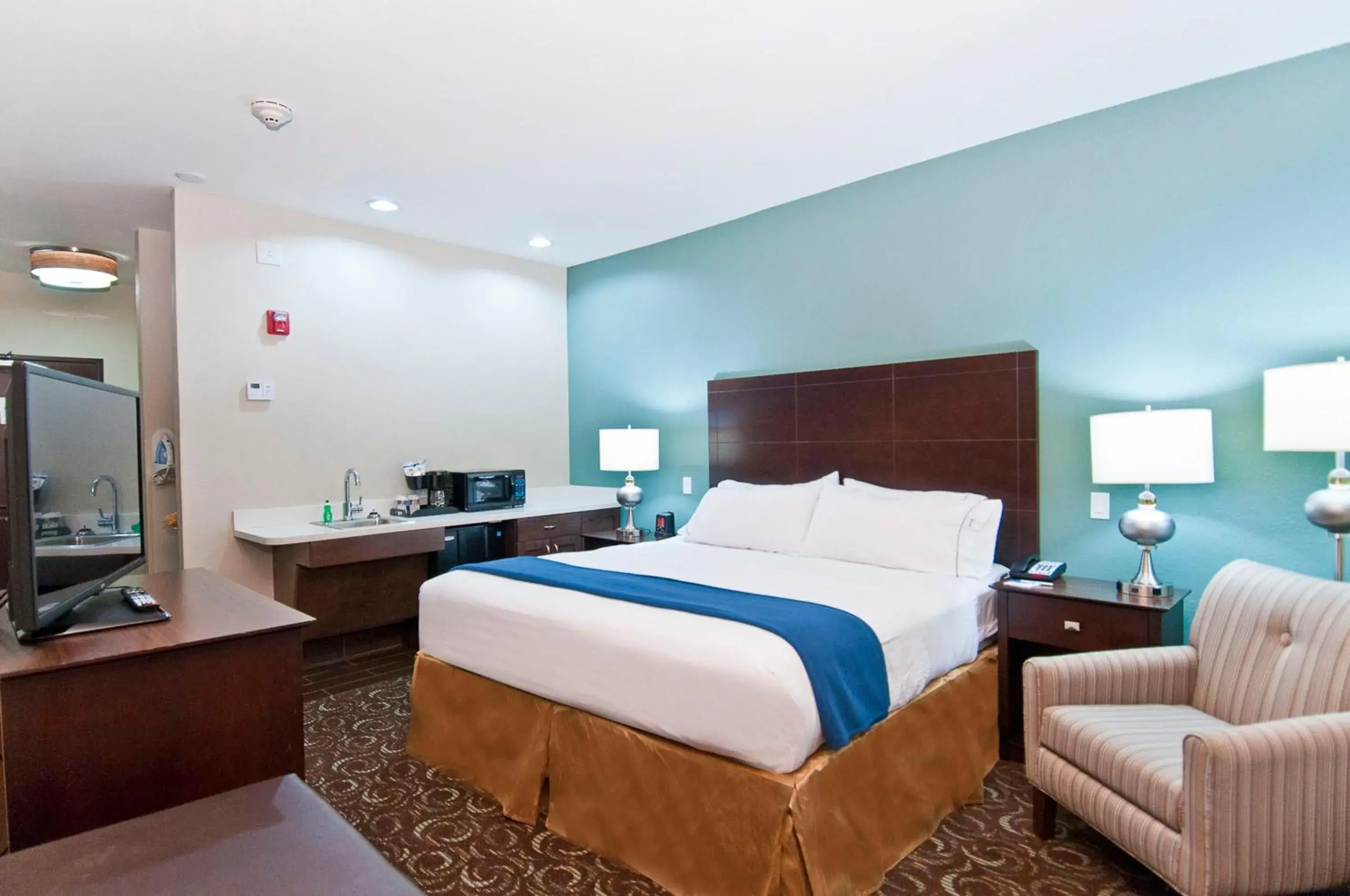 Suite - Mobility Access/Hearing Accessible in Holiday Inn Express & Suites San Antonio Frost Bank Center by IHG Suite - Mobility Access/Hearing Accessible in Holiday Inn Express & Suites San Antonio Frost Bank Center by IHG