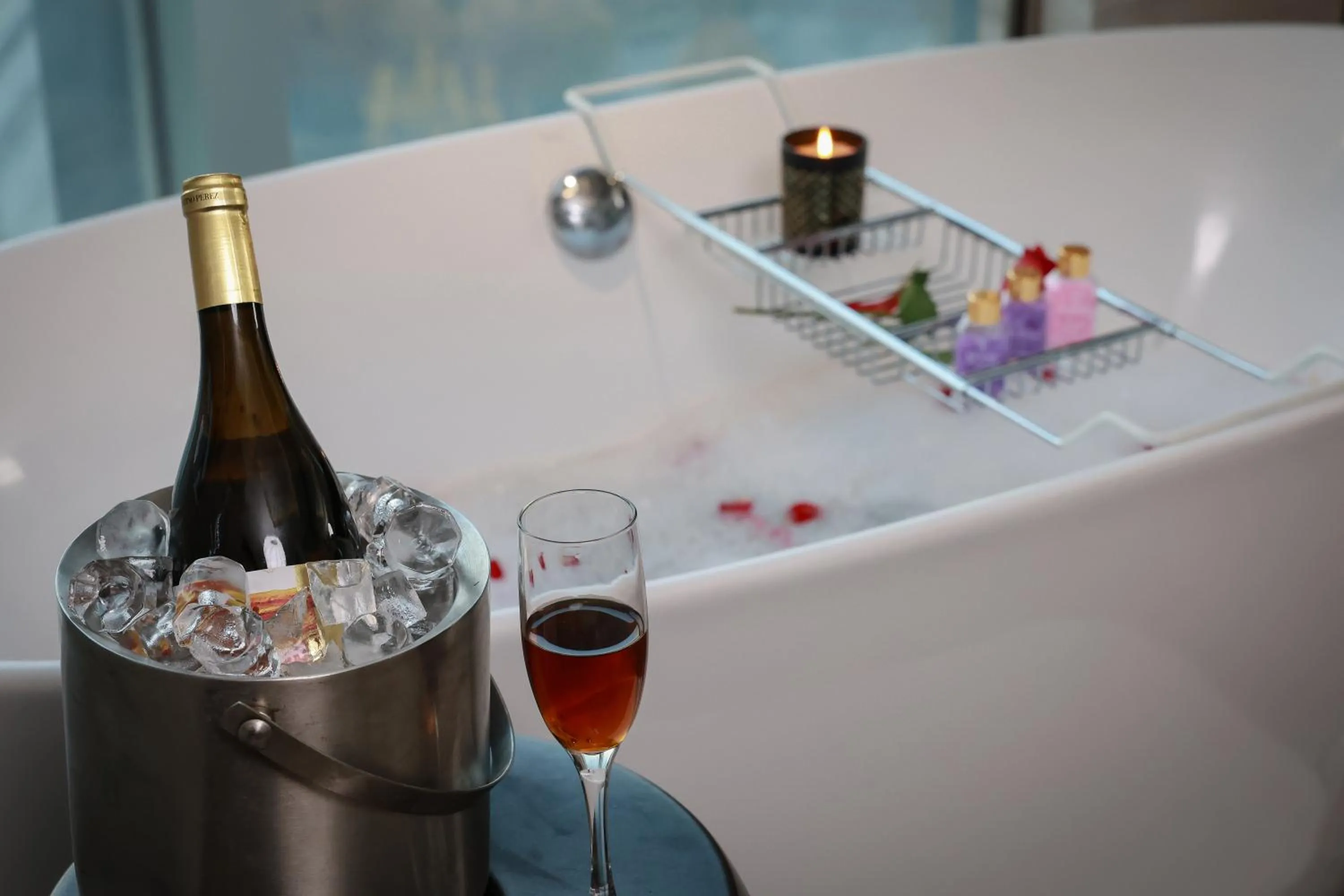 Hot Tub in Expo Center Hotel - Free Shuttle Bus & Late Check-out