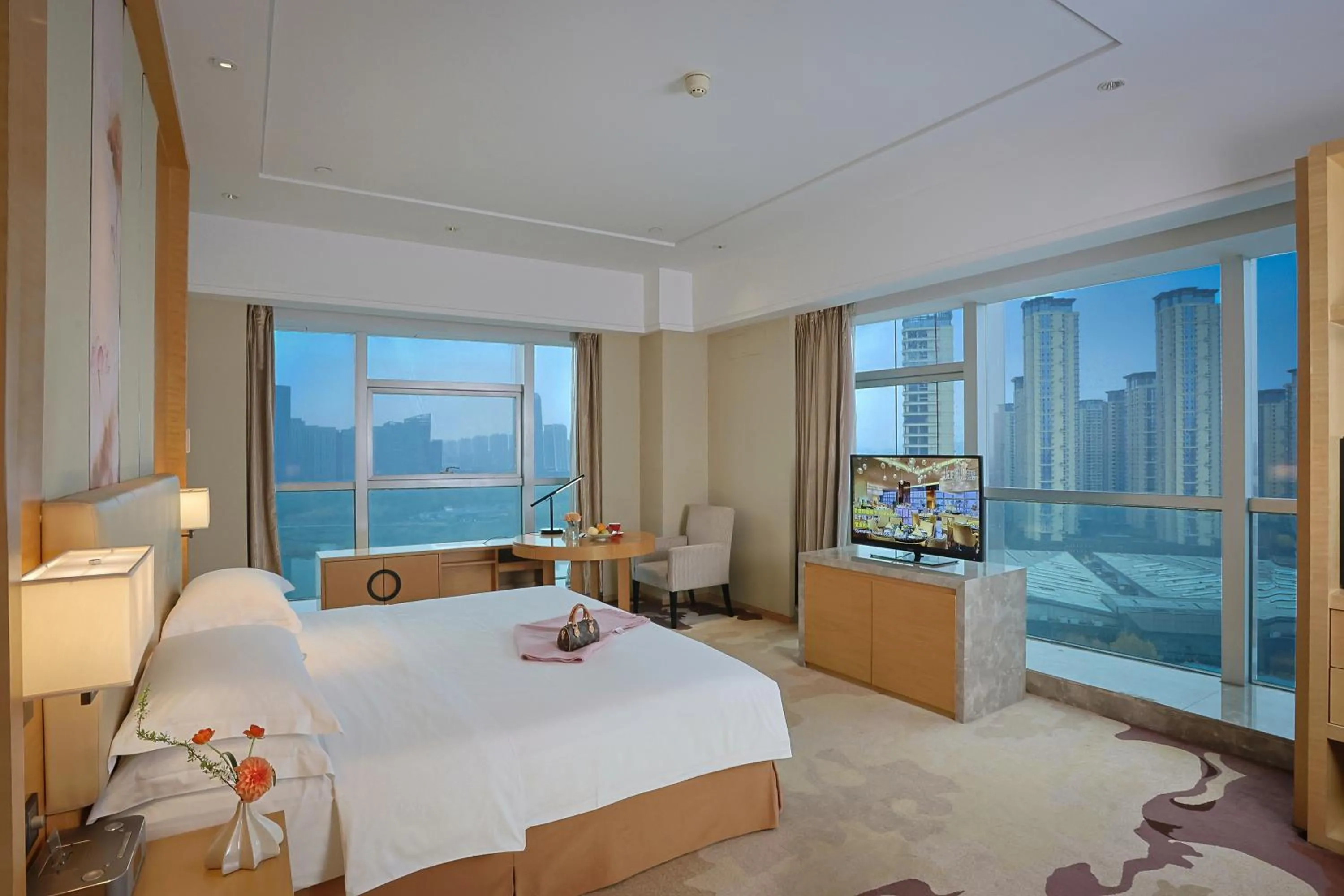 Bed in Expo Center Hotel - Free Shuttle Bus & Late Check-out