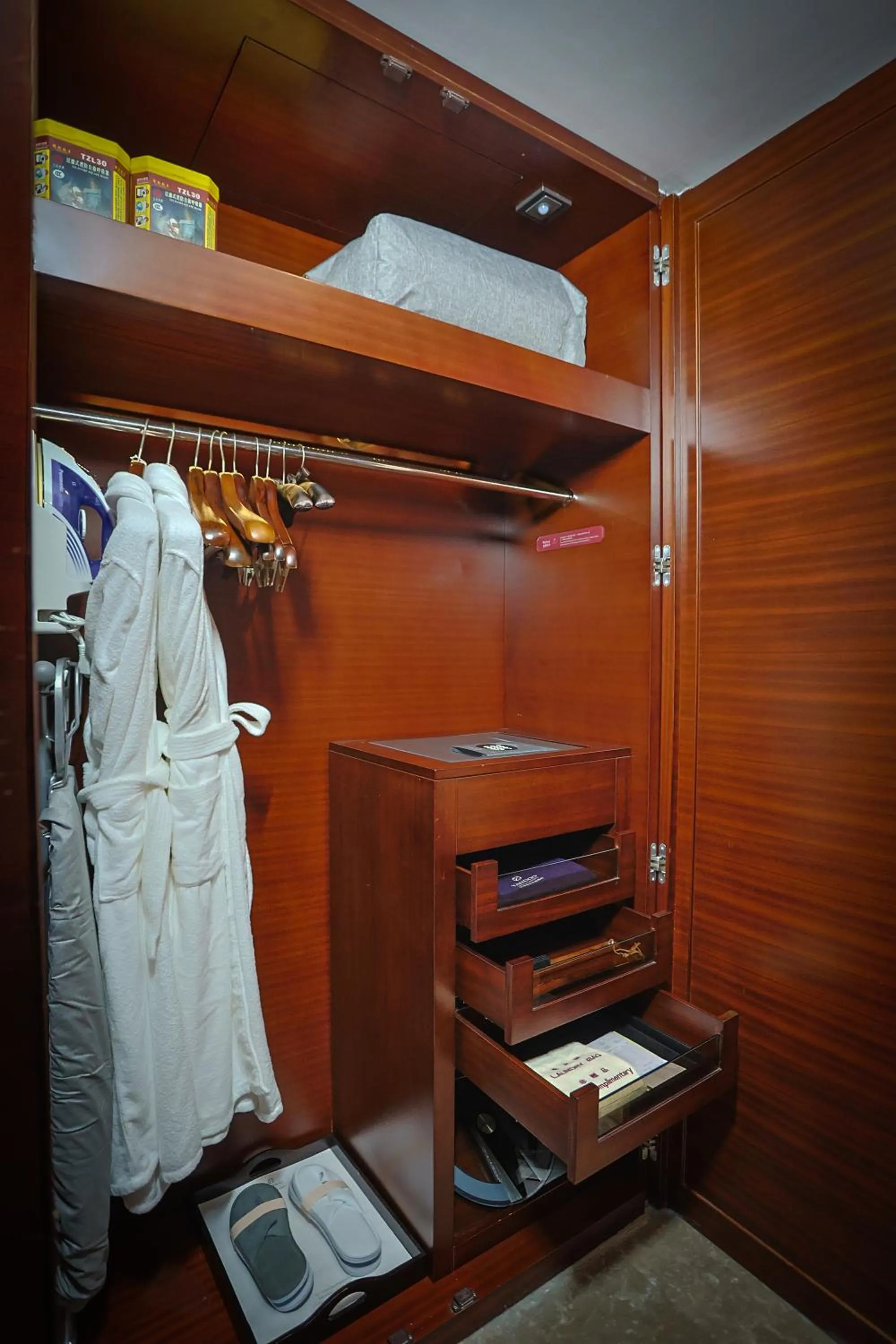 wardrobe in Expo Center Hotel - Free Shuttle Bus & Late Check-out