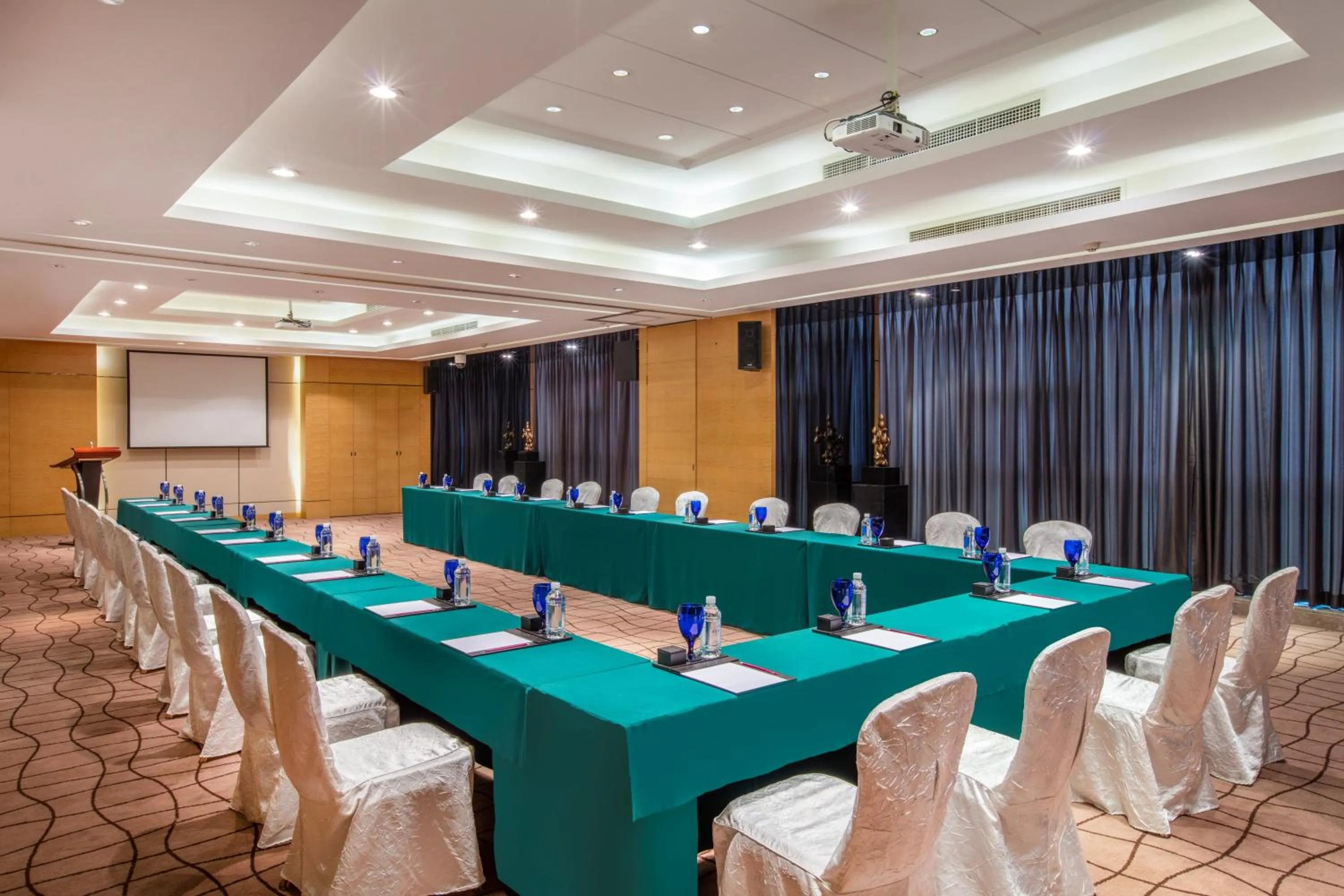 Meeting/conference room in Expo Center Hotel - Free Shuttle Bus & Late Check-out