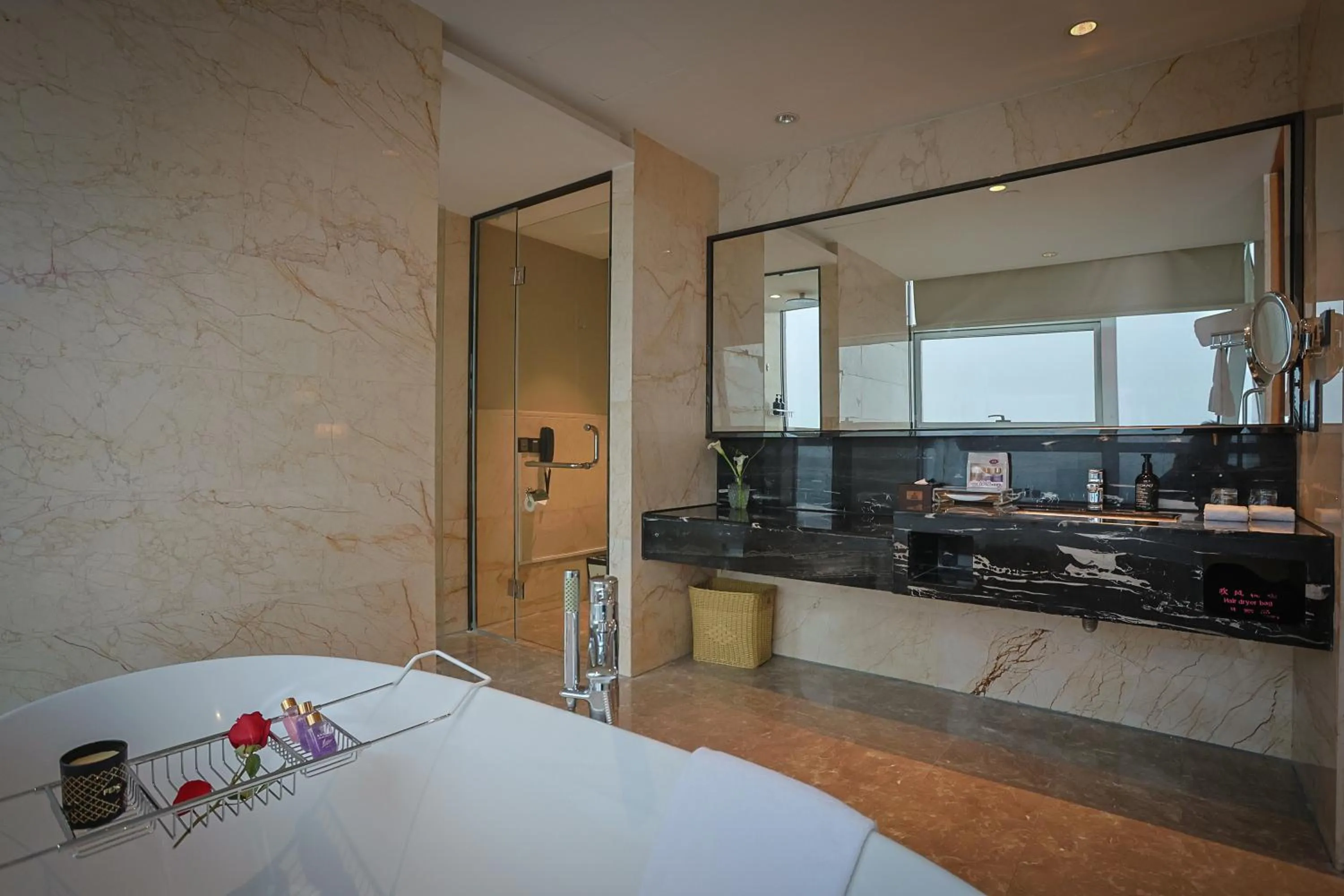 Hot Tub in Expo Center Hotel - Free Shuttle Bus & Late Check-out