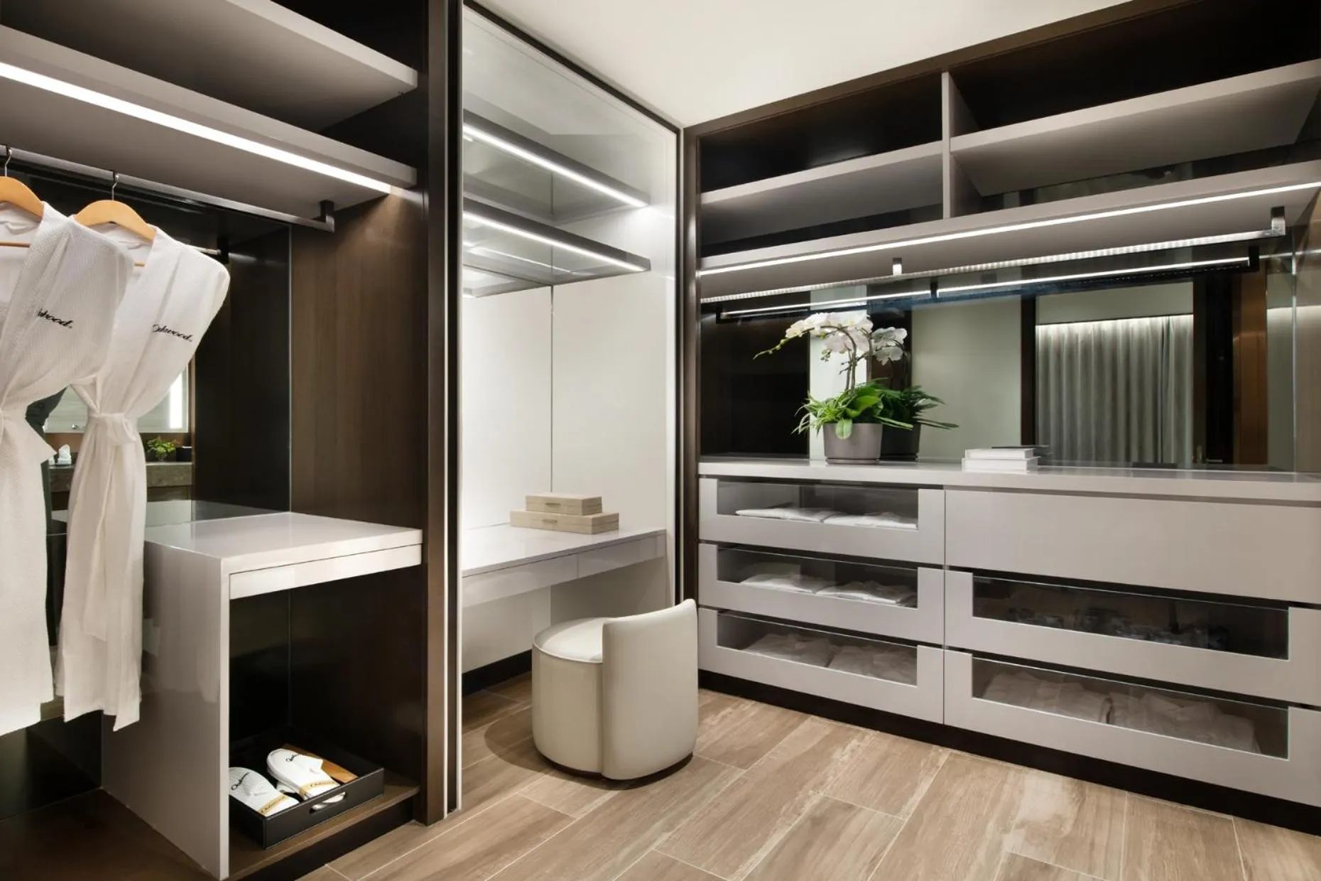 wardrobe in Oakwood Residence Foshan