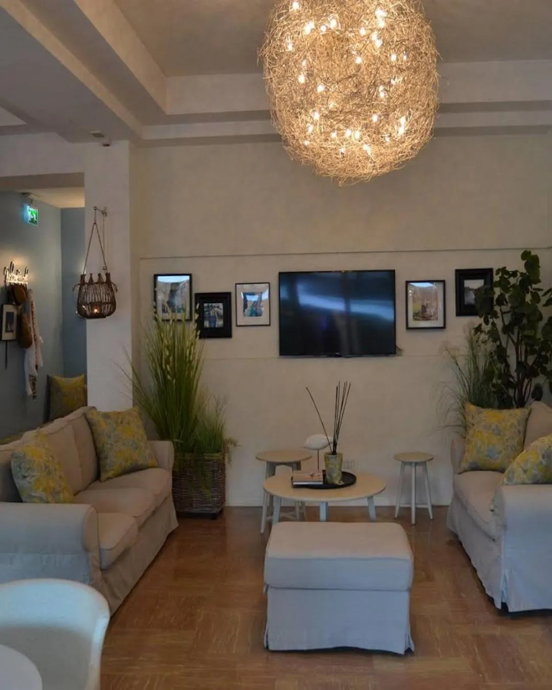 Communal lounge/ TV room in Hotel Mon Pays