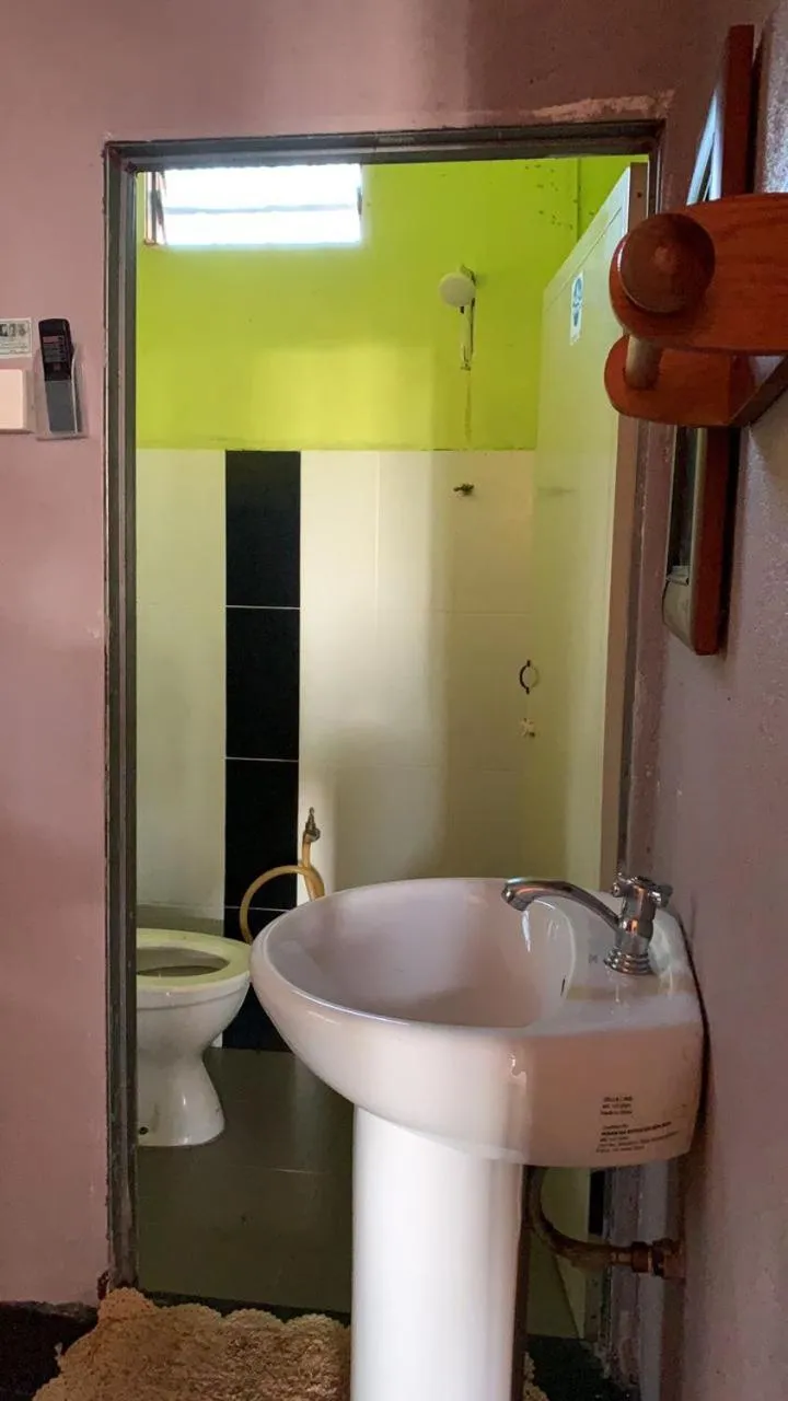 Shower in HOMESTAY Kampong KOTA AUR Resort with swimming pool, Kepala Batas, SEBERANG PERAI, PENANG -MOTAC registered Awarded ASEAN homestay standard Malaysia AWARD 2023-2028 Only 3 minutes from viral KG AGONG