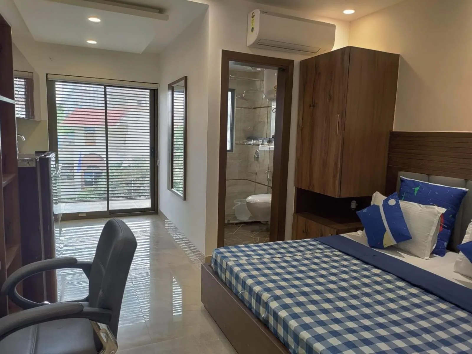 Photo of the whole room, Bed in Perch Service Apartment DLF Cyber City