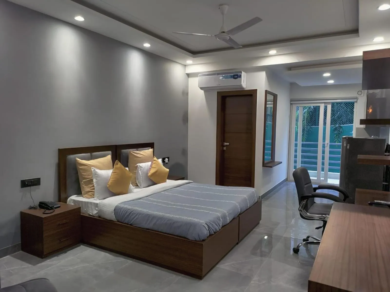 Photo of the whole room, Bed in Perch Service Apartment DLF Cyber City