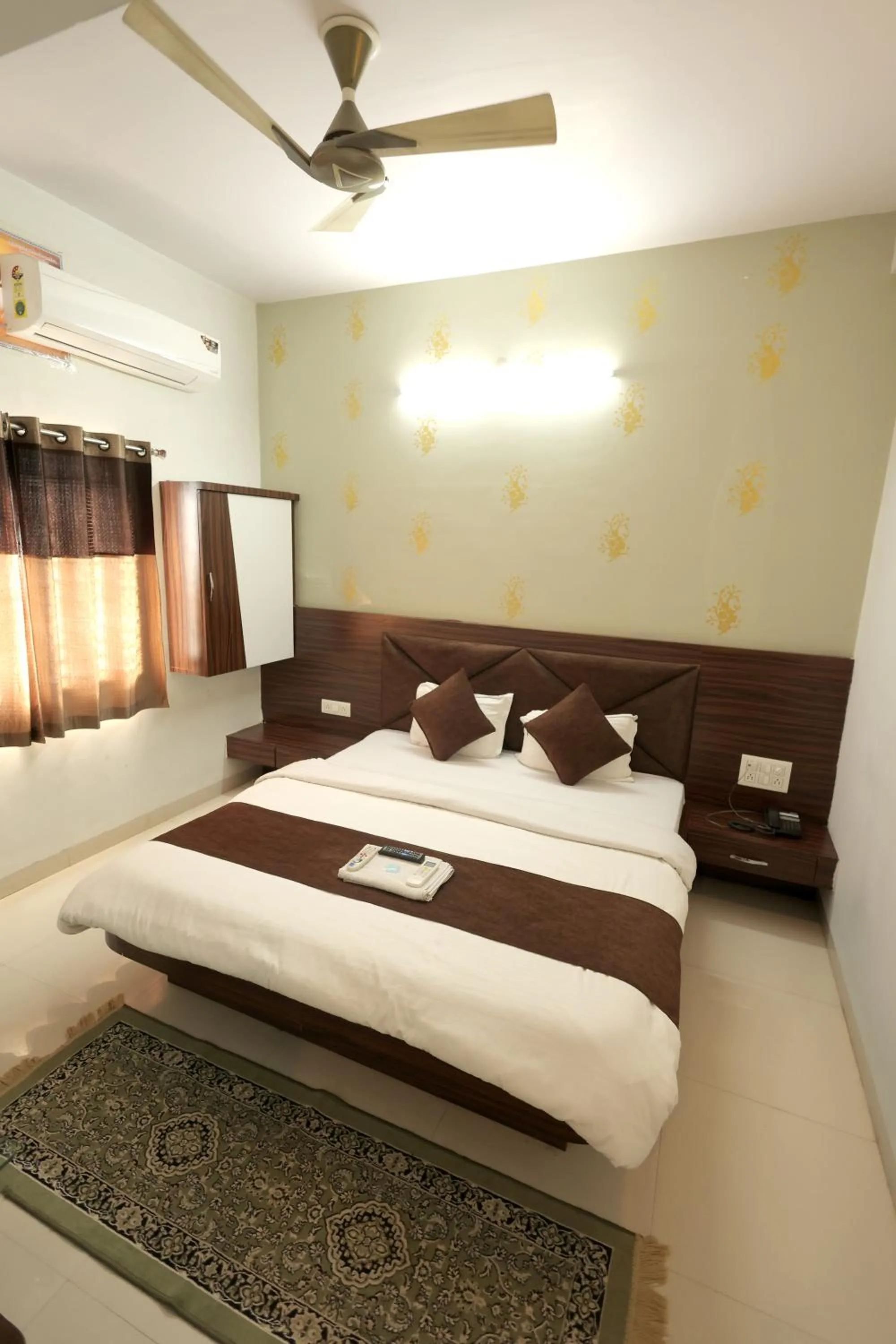 TV and multimedia, Bed in Hotel Shivalay Palace