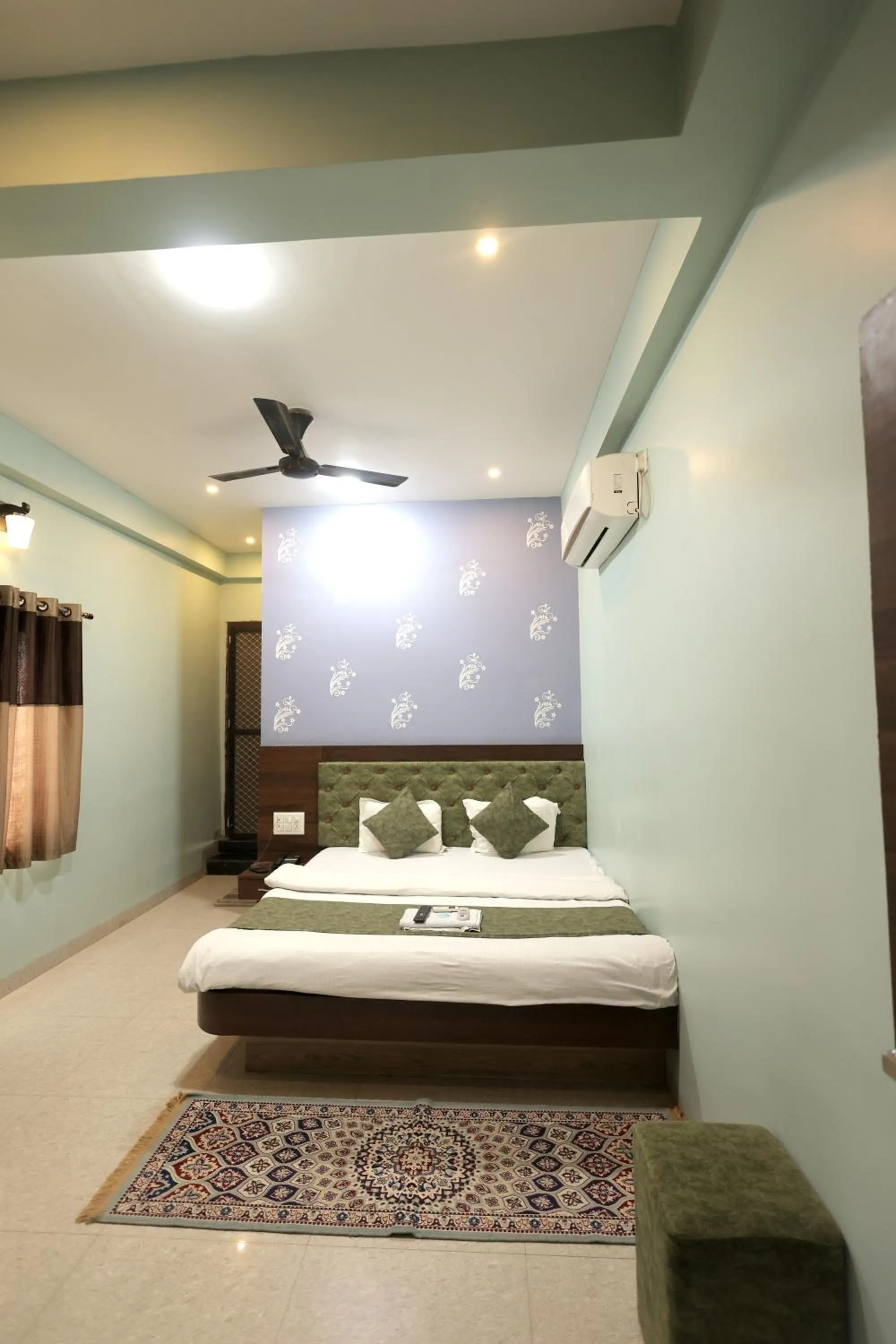 TV and multimedia, Bed in Hotel Shivalay Palace