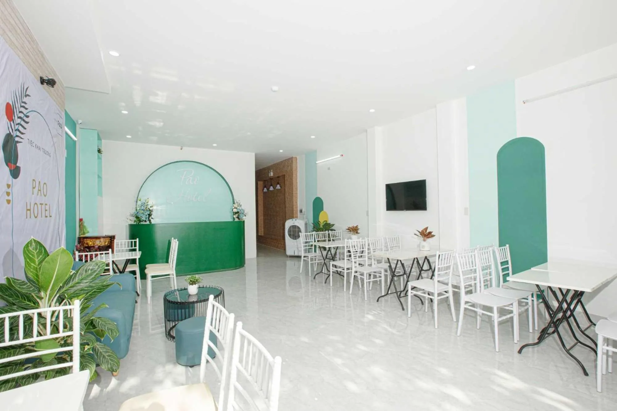 Restaurant/places to eat in Pao Hotel