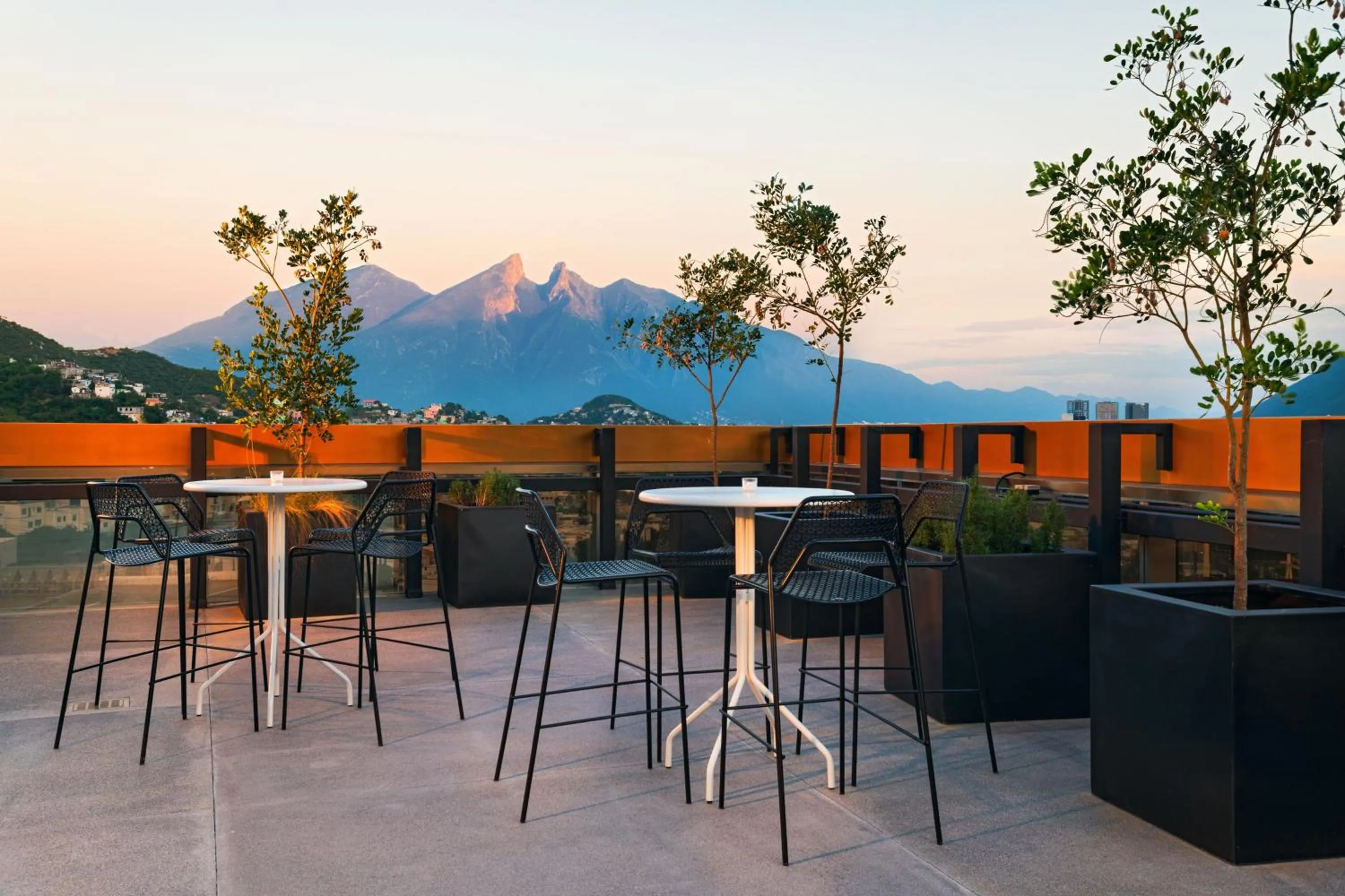 Lounge or bar in AC Hotel by Marriott Monterrey Valle