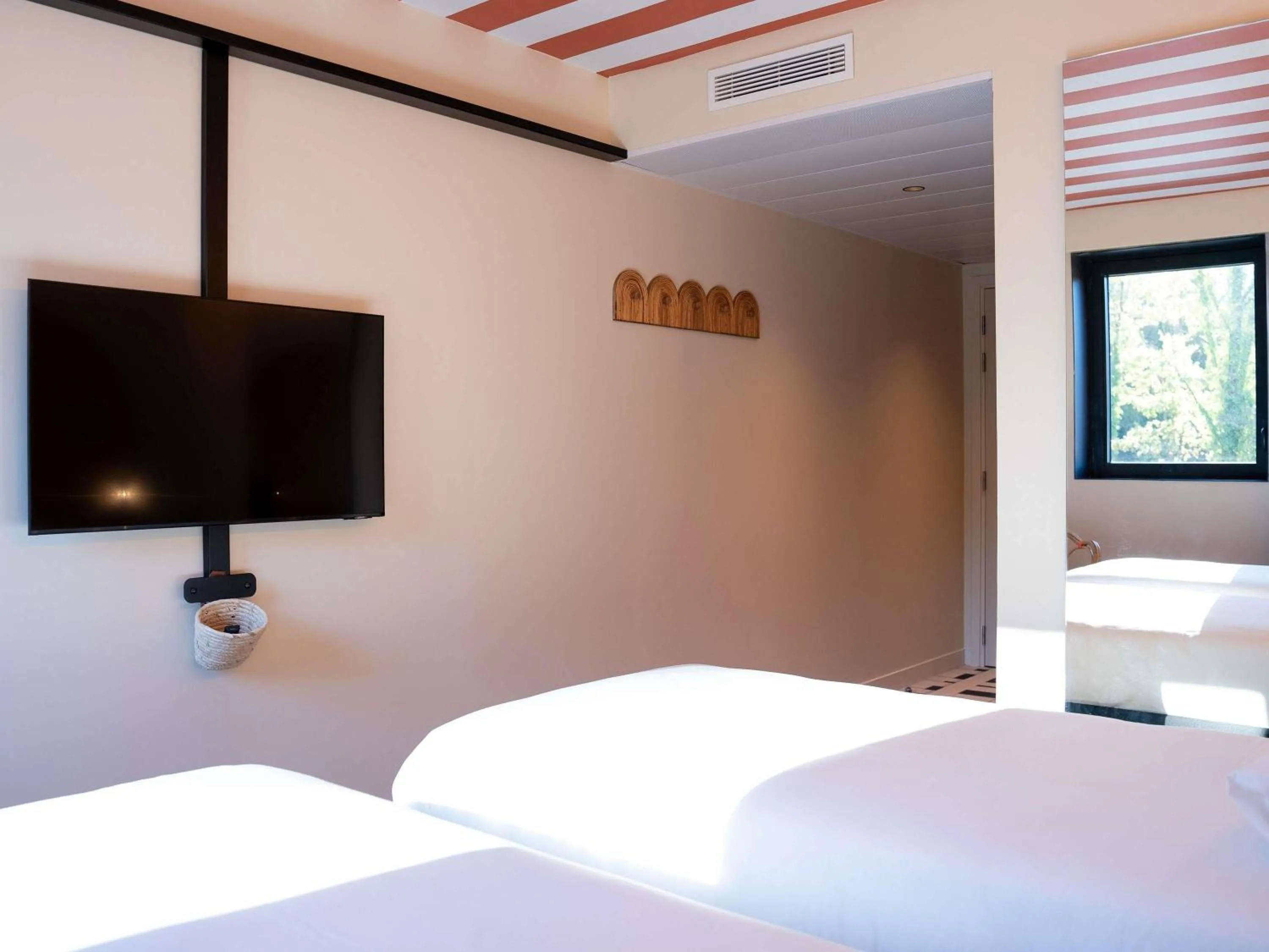 Bedroom, Bed in ibis Styles Montauban