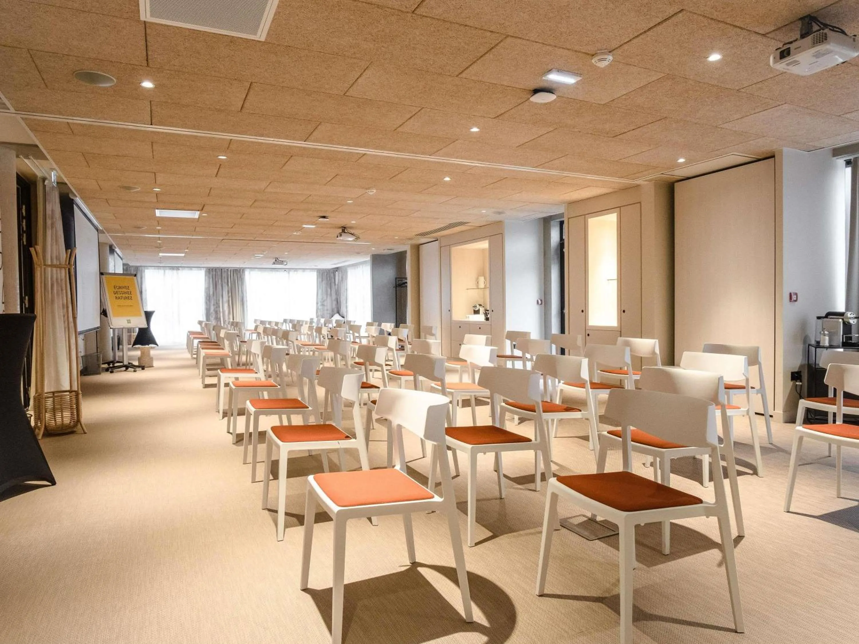 Meeting/conference room in ibis Styles Montauban