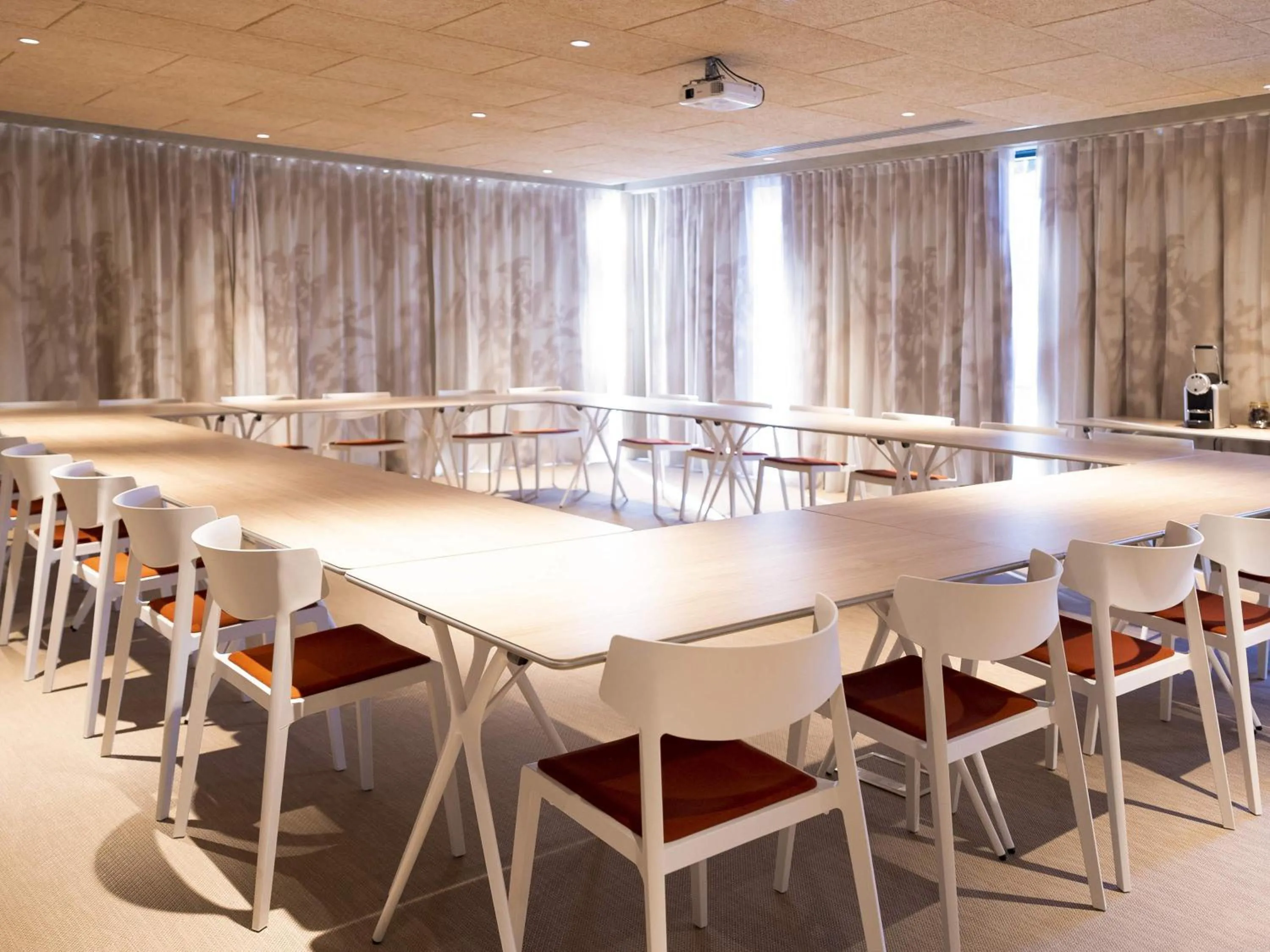 Meeting/conference room in ibis Styles Montauban