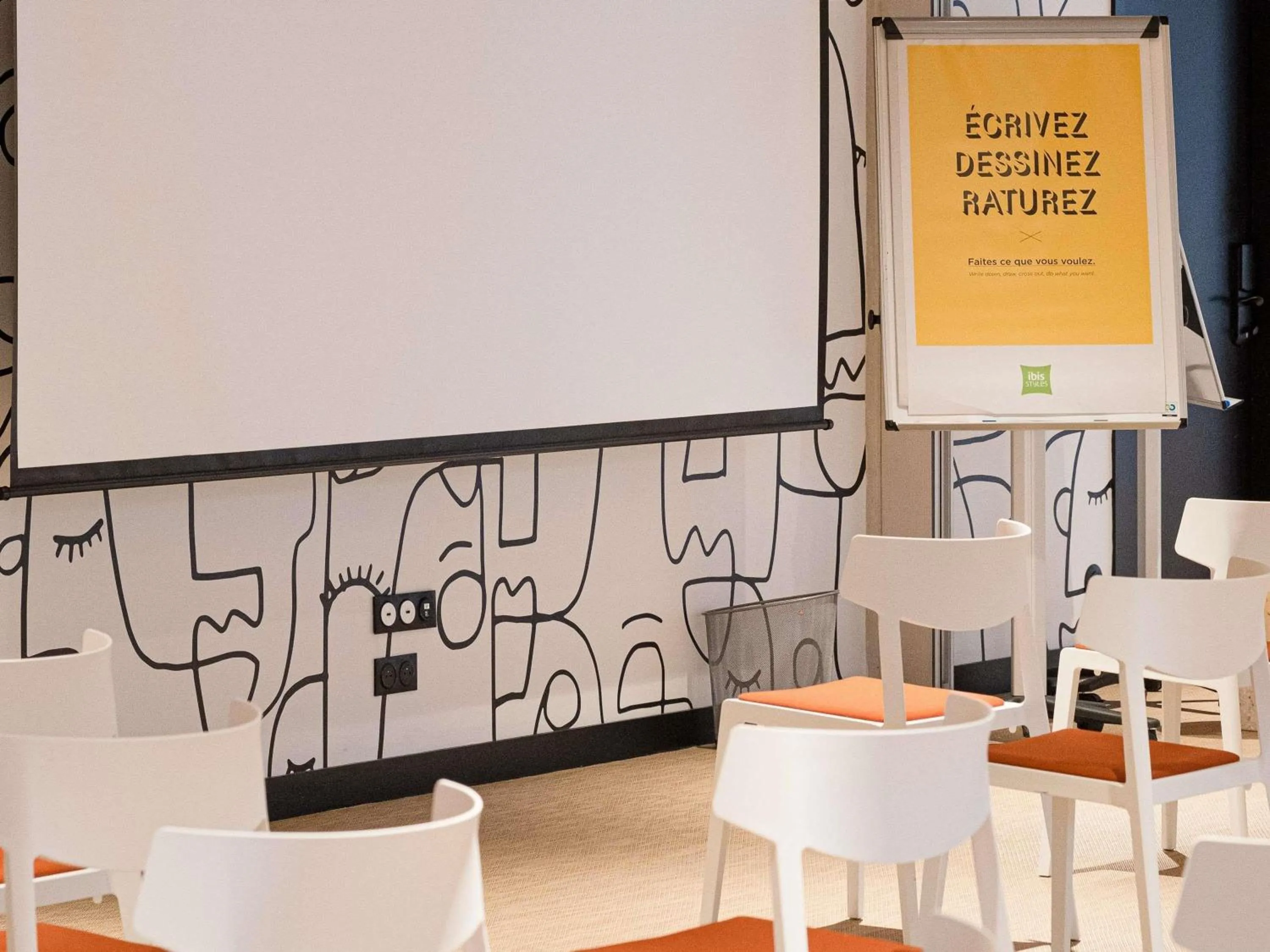 Meeting/conference room in ibis Styles Montauban