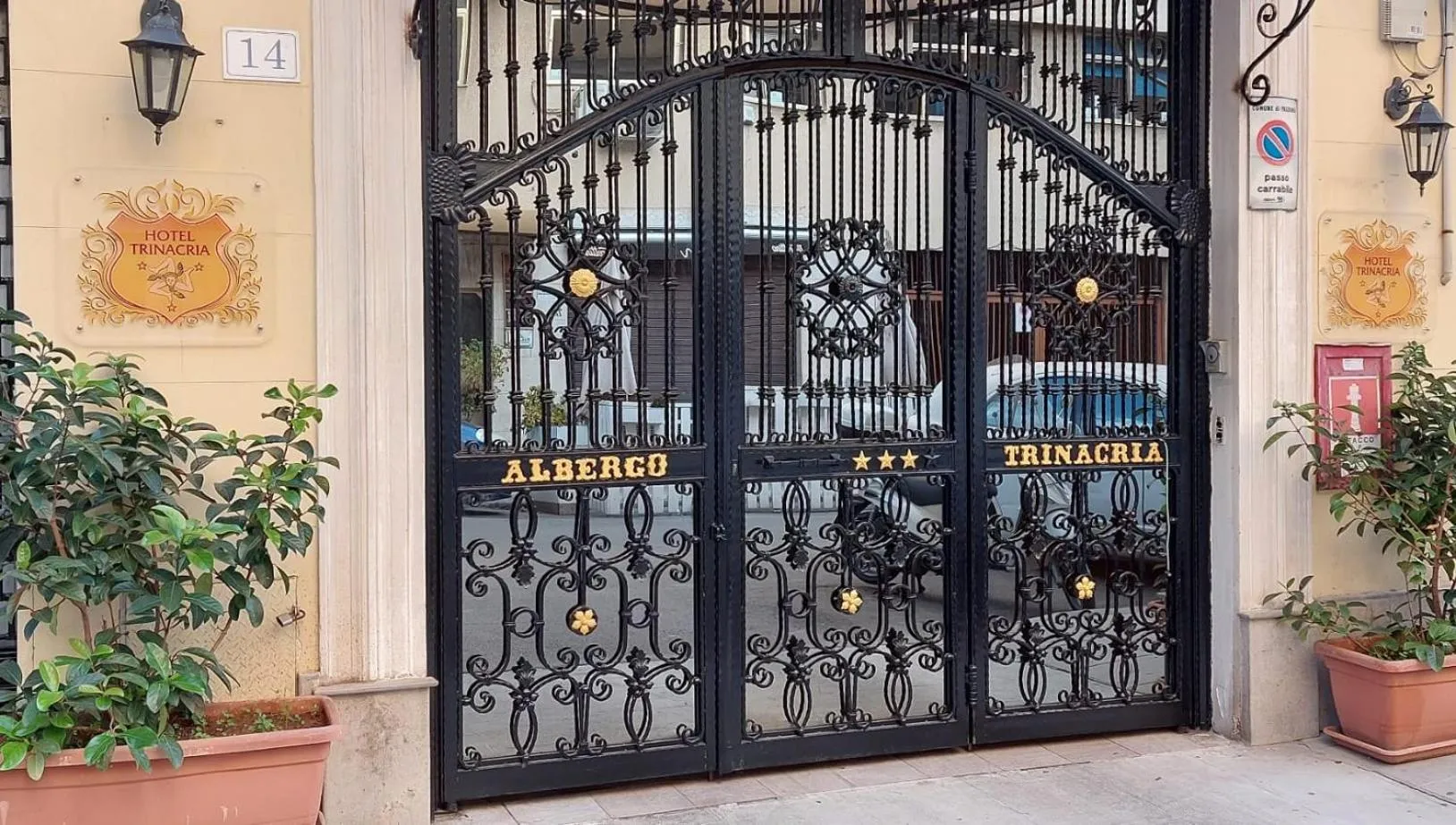 Facade/entrance in Hotel Trinacria