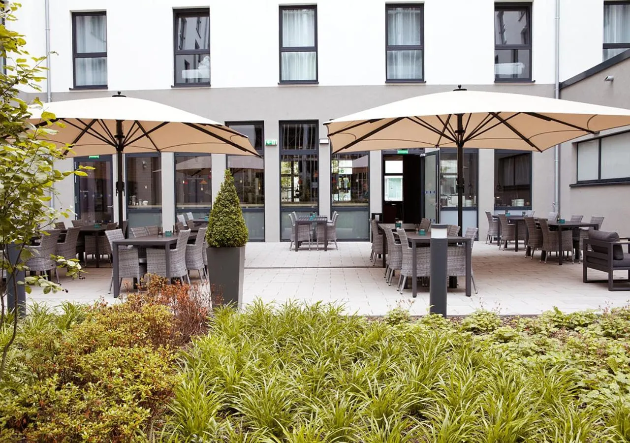 Patio in Holiday Inn Express - Düsseldorf Airport