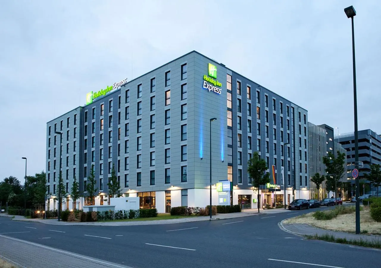 Property building in Holiday Inn Express - Düsseldorf Airport