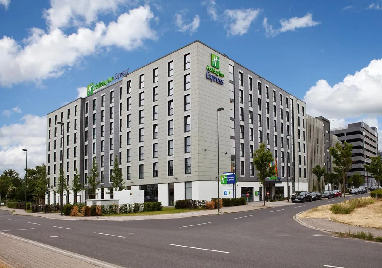Property building in Holiday Inn Express - Düsseldorf Airport