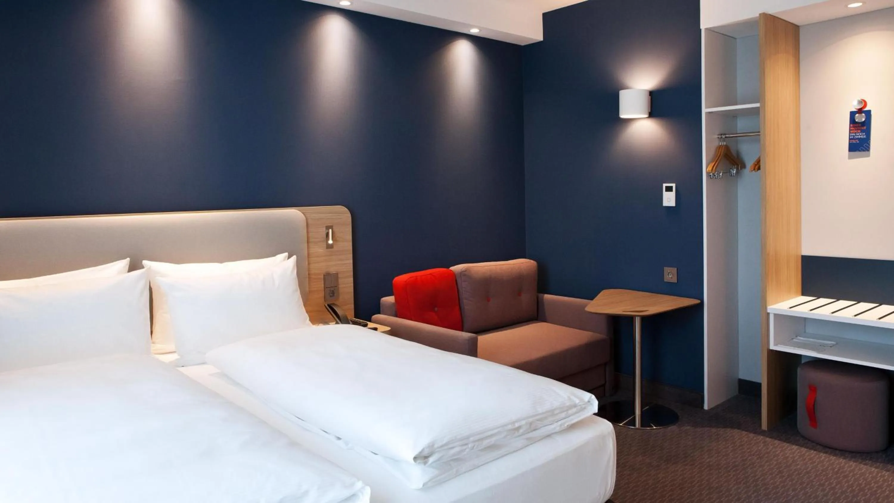 Photo of the whole room, Bed in Holiday Inn Express - Remscheid