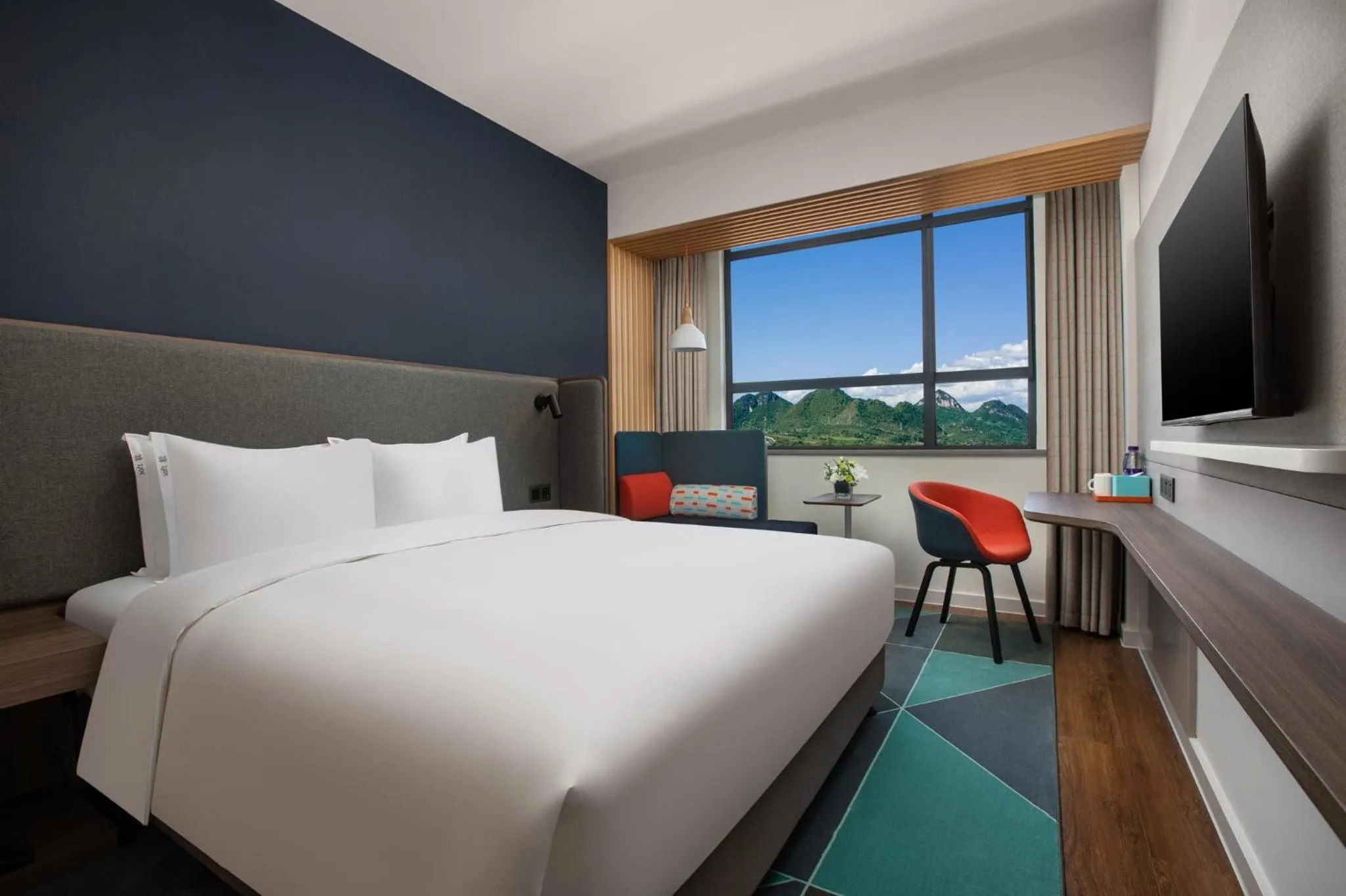 Photo of the whole room, Bed in Holiday Inn Express Guiyang Qingyan by IHG