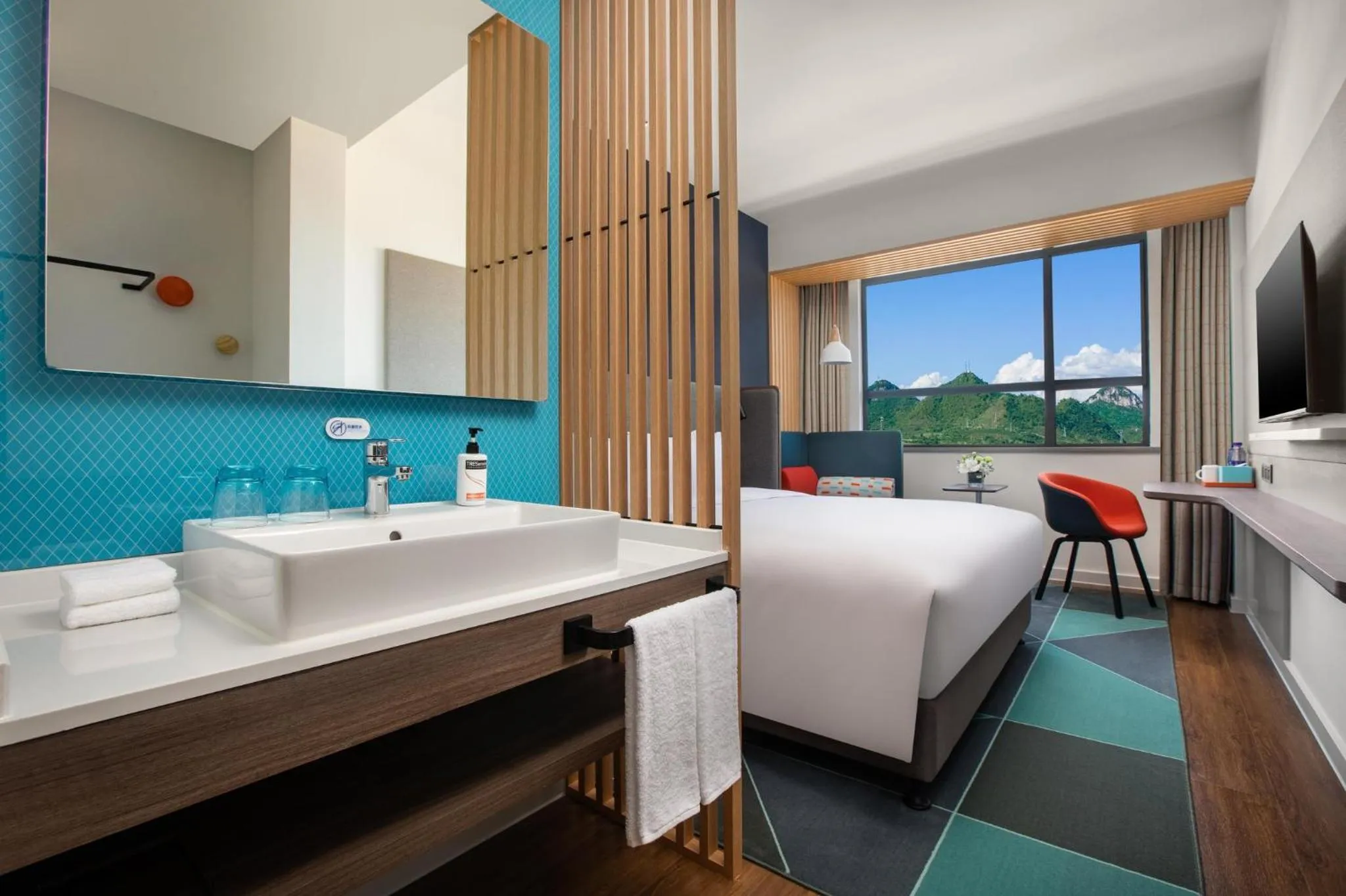 Photo of the whole room, Bed in Holiday Inn Express Guiyang Qingyan by IHG